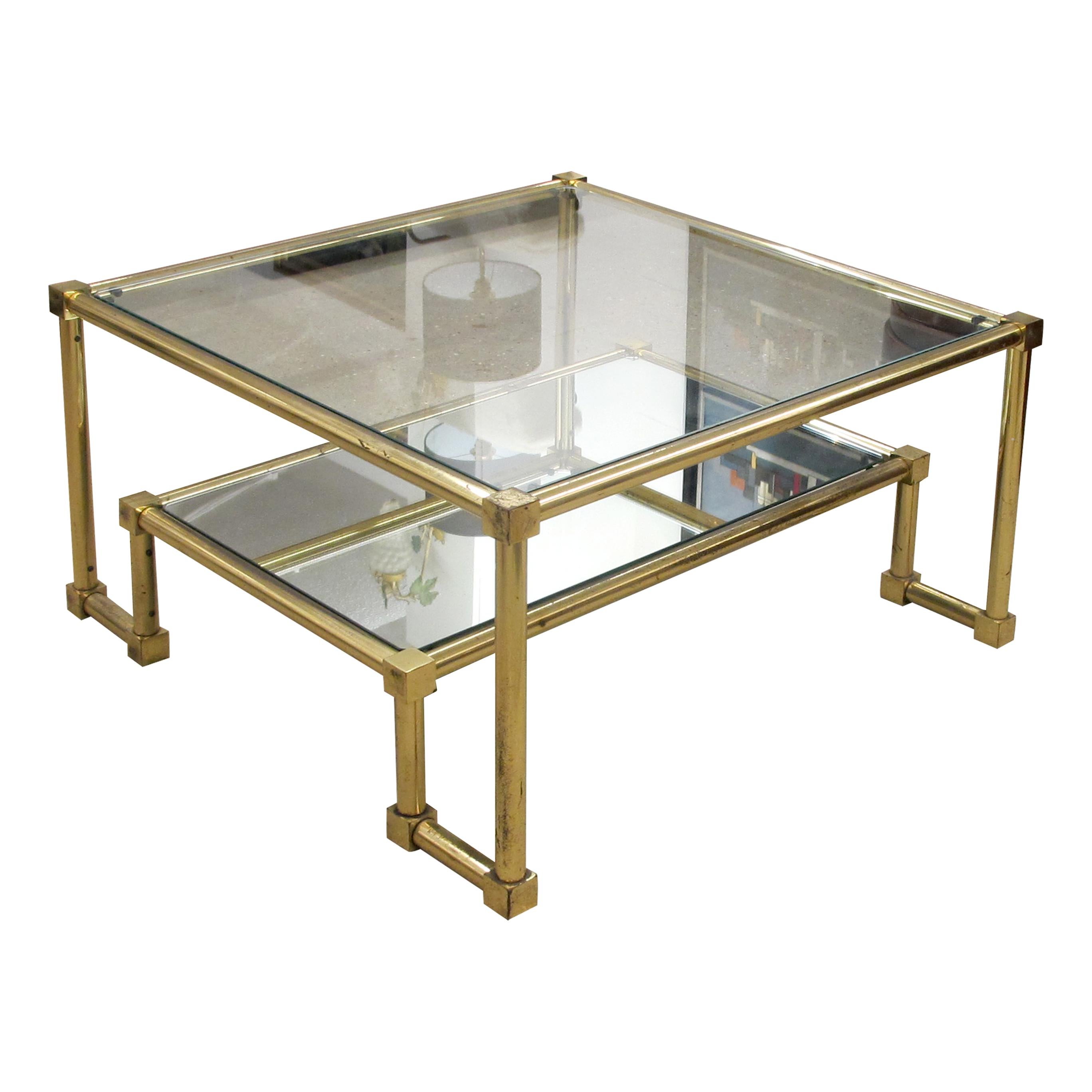 Français 1970 Paire de tables basses carrées à deux plateaux en laiton et verre, françaises en vente