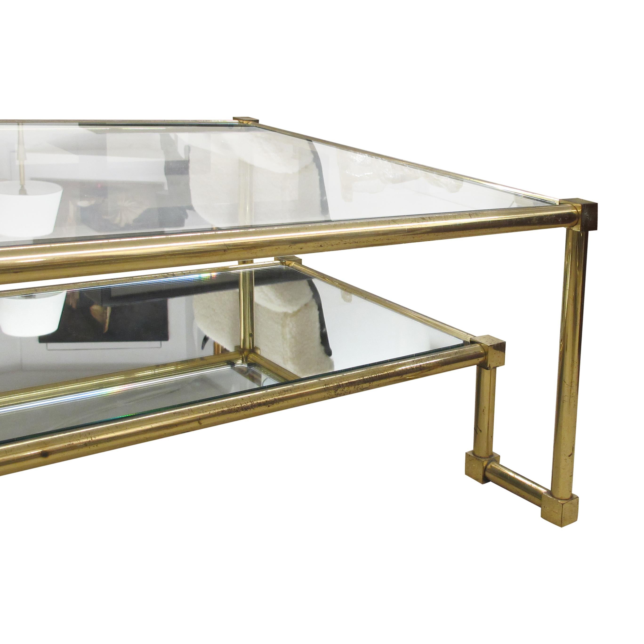Laiton 1970 Paire de tables basses carrées à deux plateaux en laiton et verre, françaises en vente