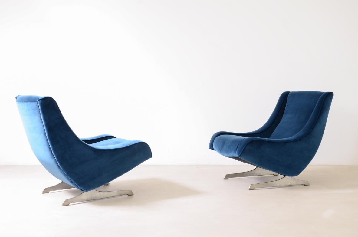 Mid-Century moderno Coppia di poltrone imbottite in velluto degli anni '70 in vendita