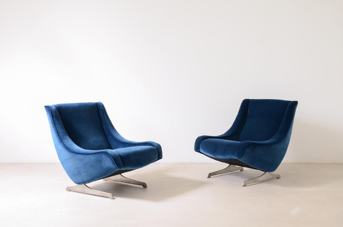Coppia di poltrone imbottite in velluto degli anni '70 In condizioni ottime in vendita a Milano, IT