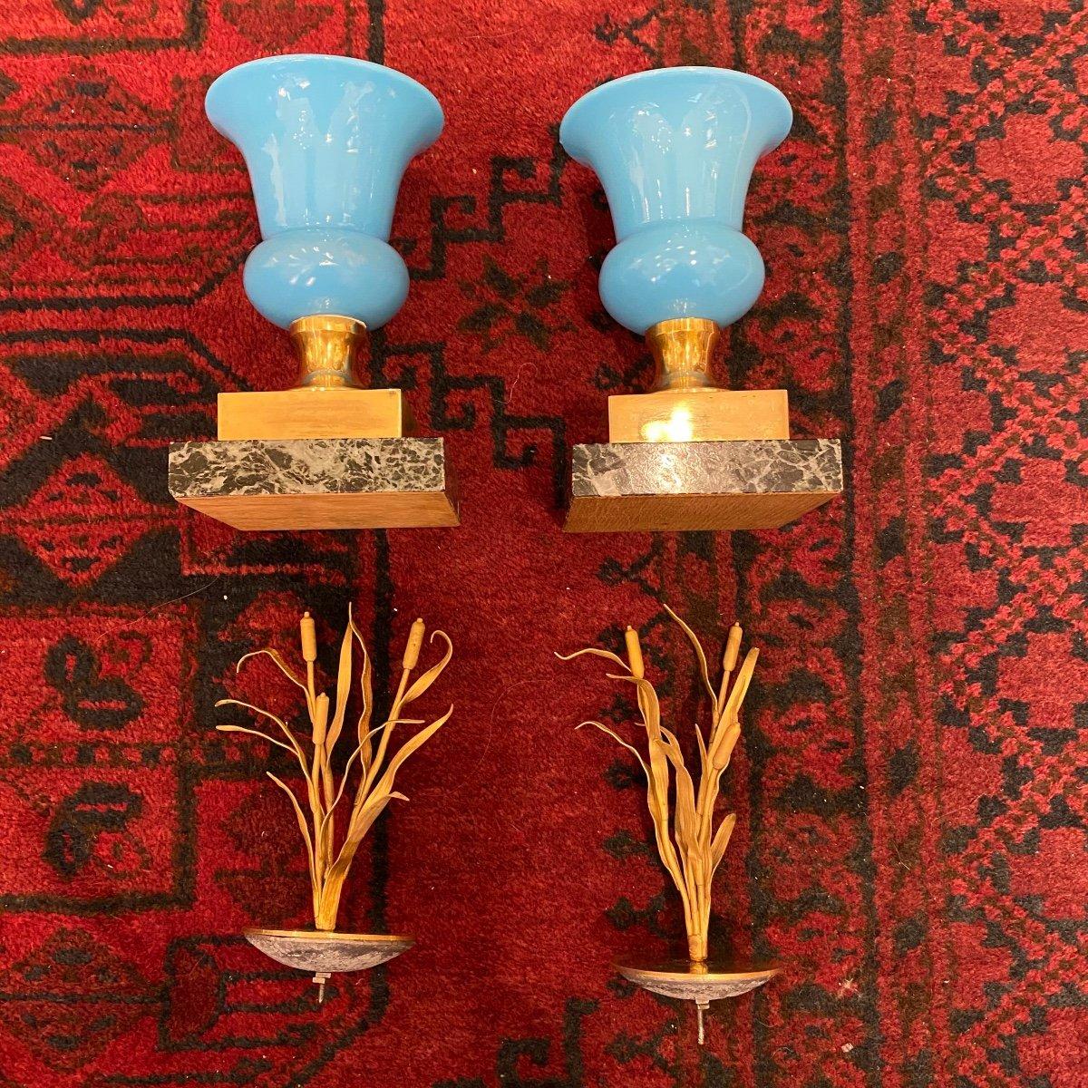 Charles X Paire de vases en opaline bleue des années 1970, recouverts de couvercles ornés de roseaux  en vente