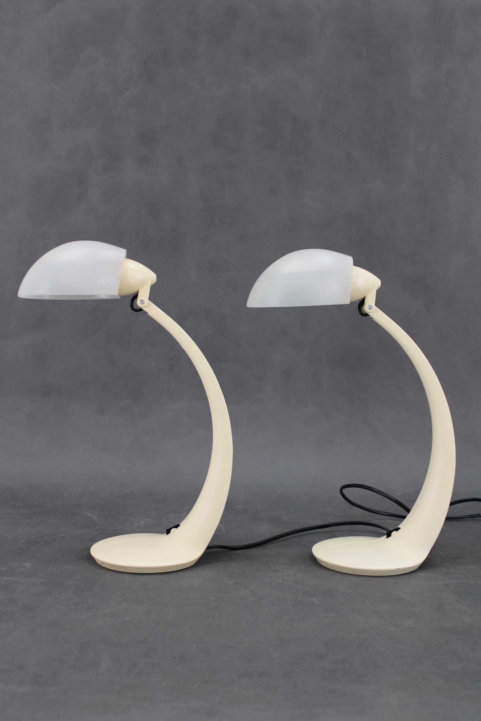 Mid-Century Modern 1970s Pair of Veneta Lumi Table Lamps  model Virgola, Italy For Sale