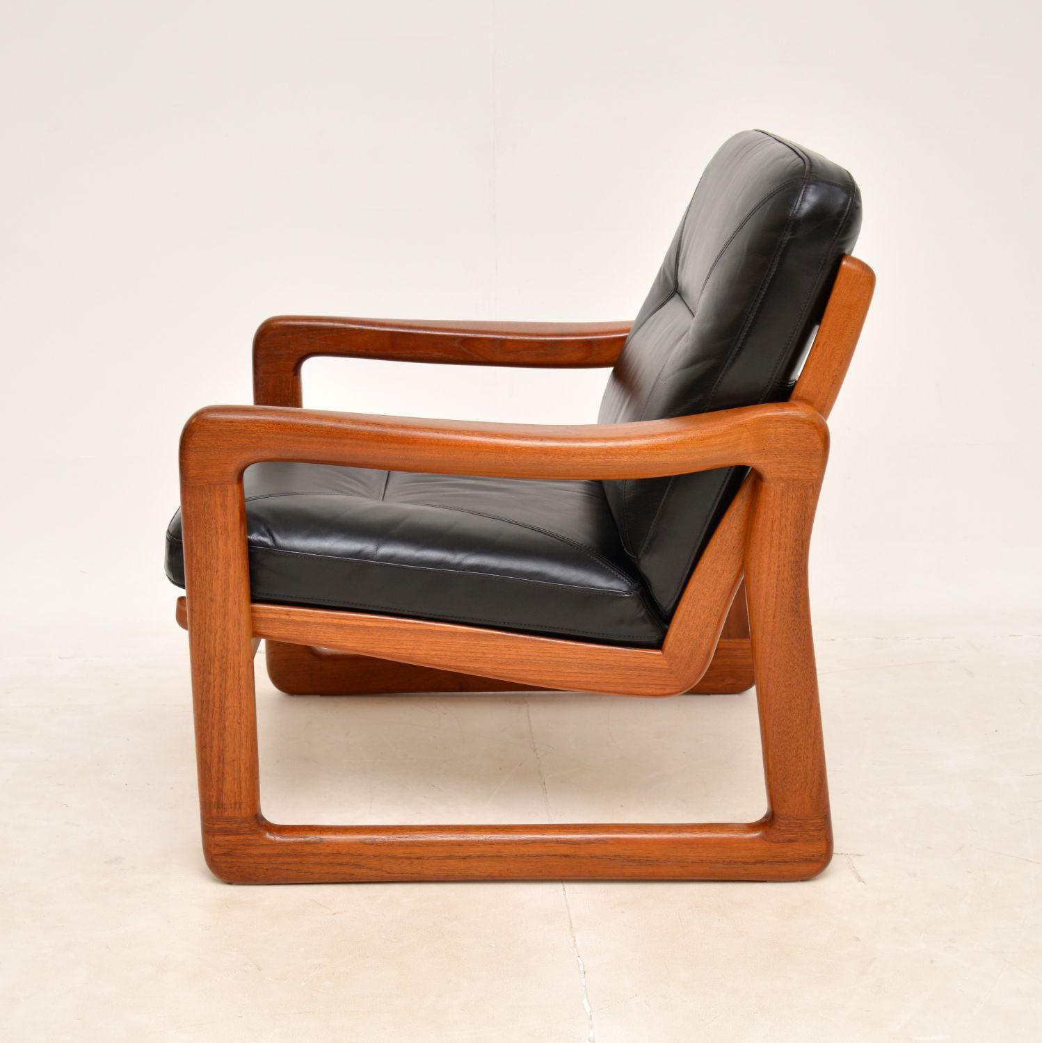 Fin du 20e siècle 1970 Paire de fauteuils vintage danois en teck et cuir en vente