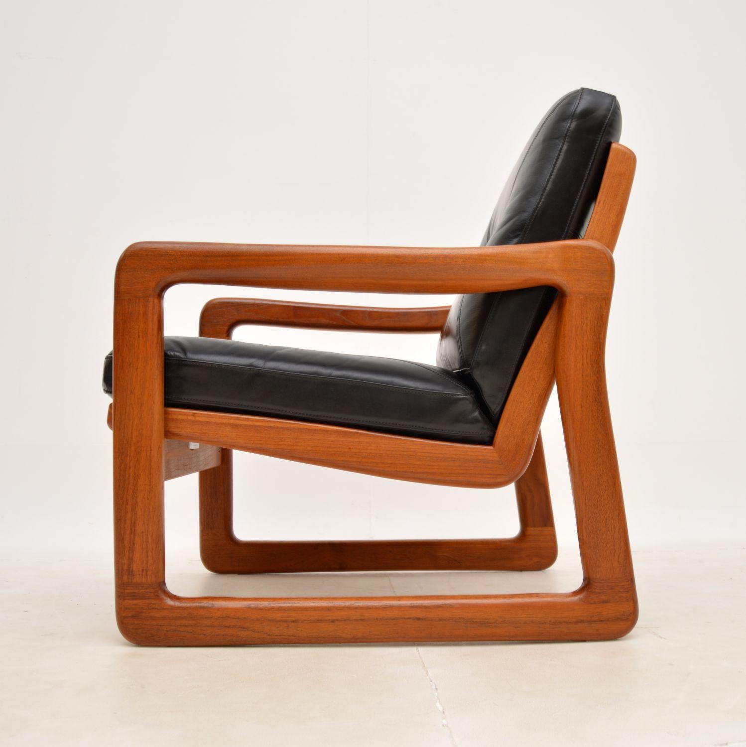 Cuir 1970 Paire de fauteuils vintage danois en teck et cuir en vente