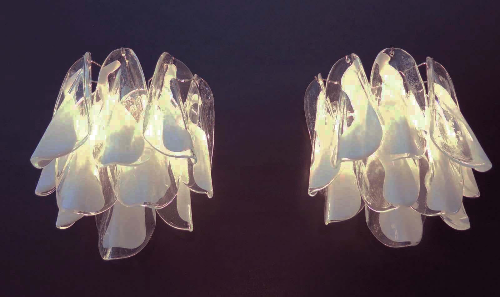 Ein Paar Vintage-Murano-Wandleuchter von 16 Multiocolr, Murano-Kristallprismen für jede Applikation in einem verchromten Metallrahmen. Die Form dieser Leuchte ist spiralförmig.
Periode: Ende des 20. Jahrhunderts
Abmessungen: 55 cm Höhe (21,65