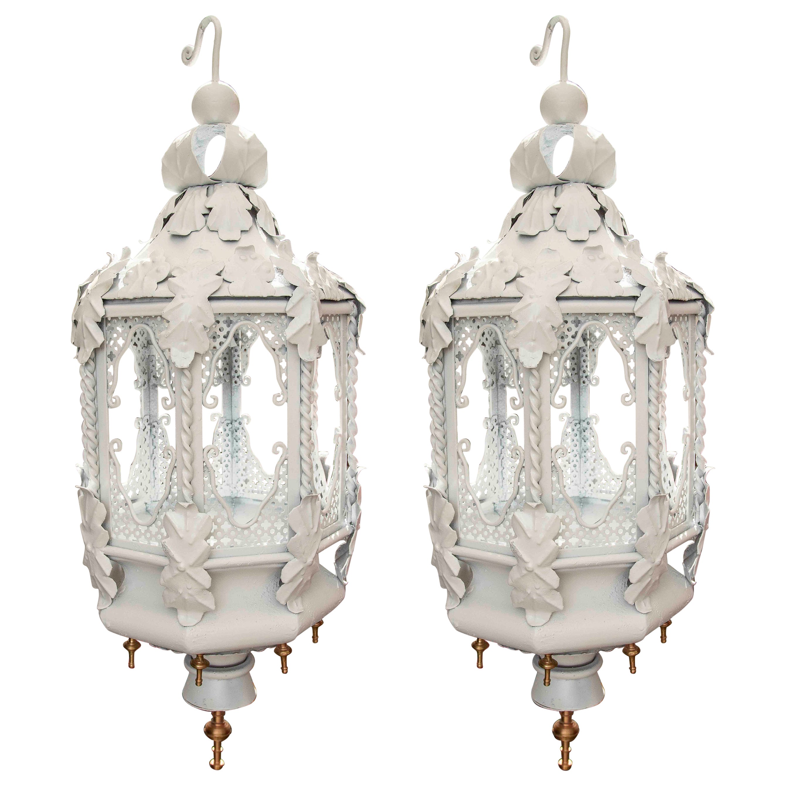Coppia di lampade vintage anni '70 in ferro battuto e decorazioni in ottone