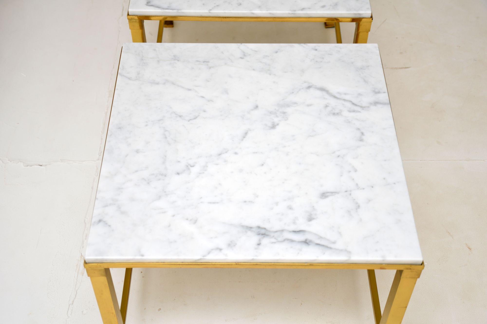 italien Paire de tables d'appoint en marbre et laiton des années 1970 en vente