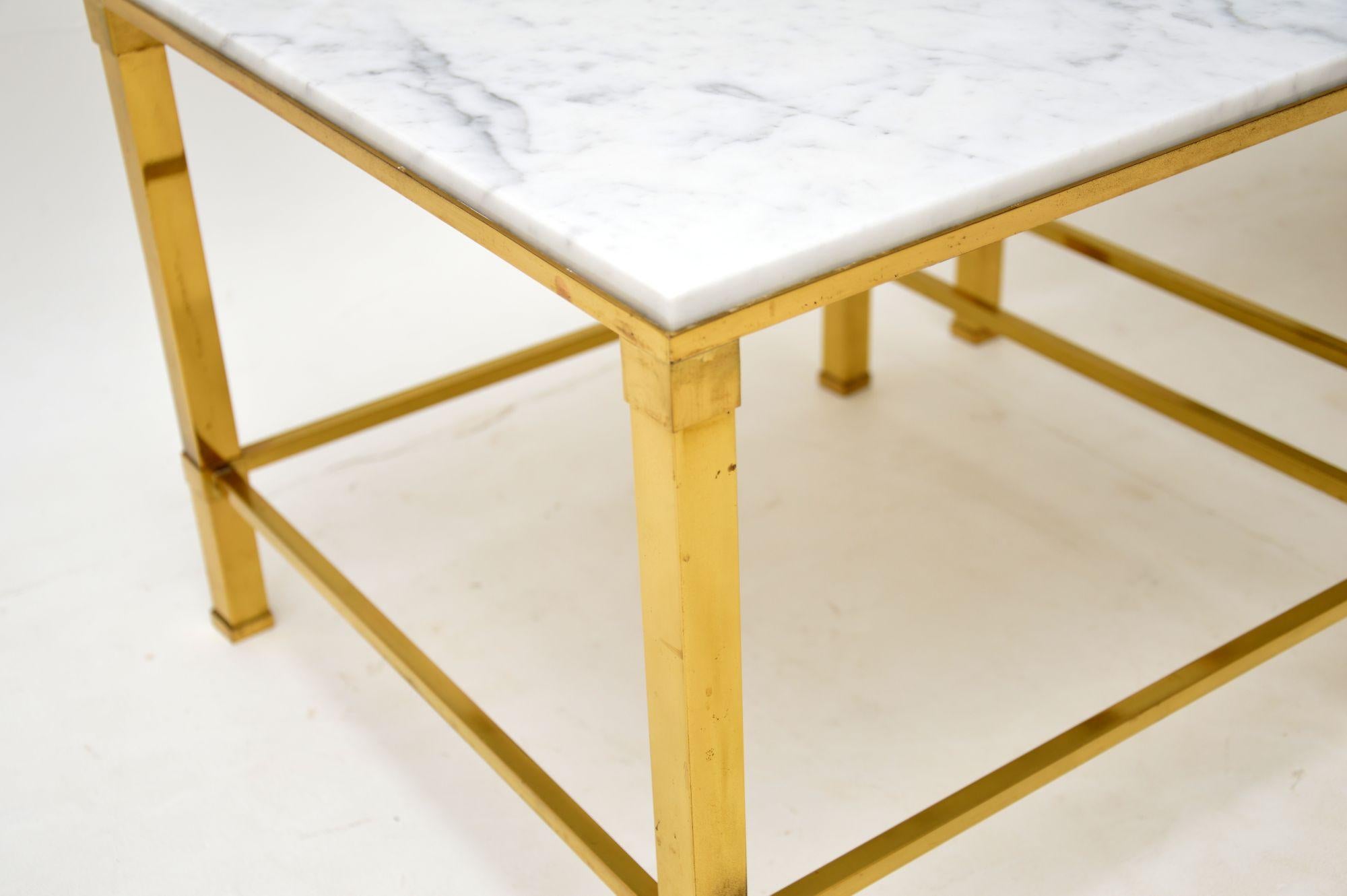 Laiton Paire de tables d'appoint en marbre et laiton des années 1970 en vente