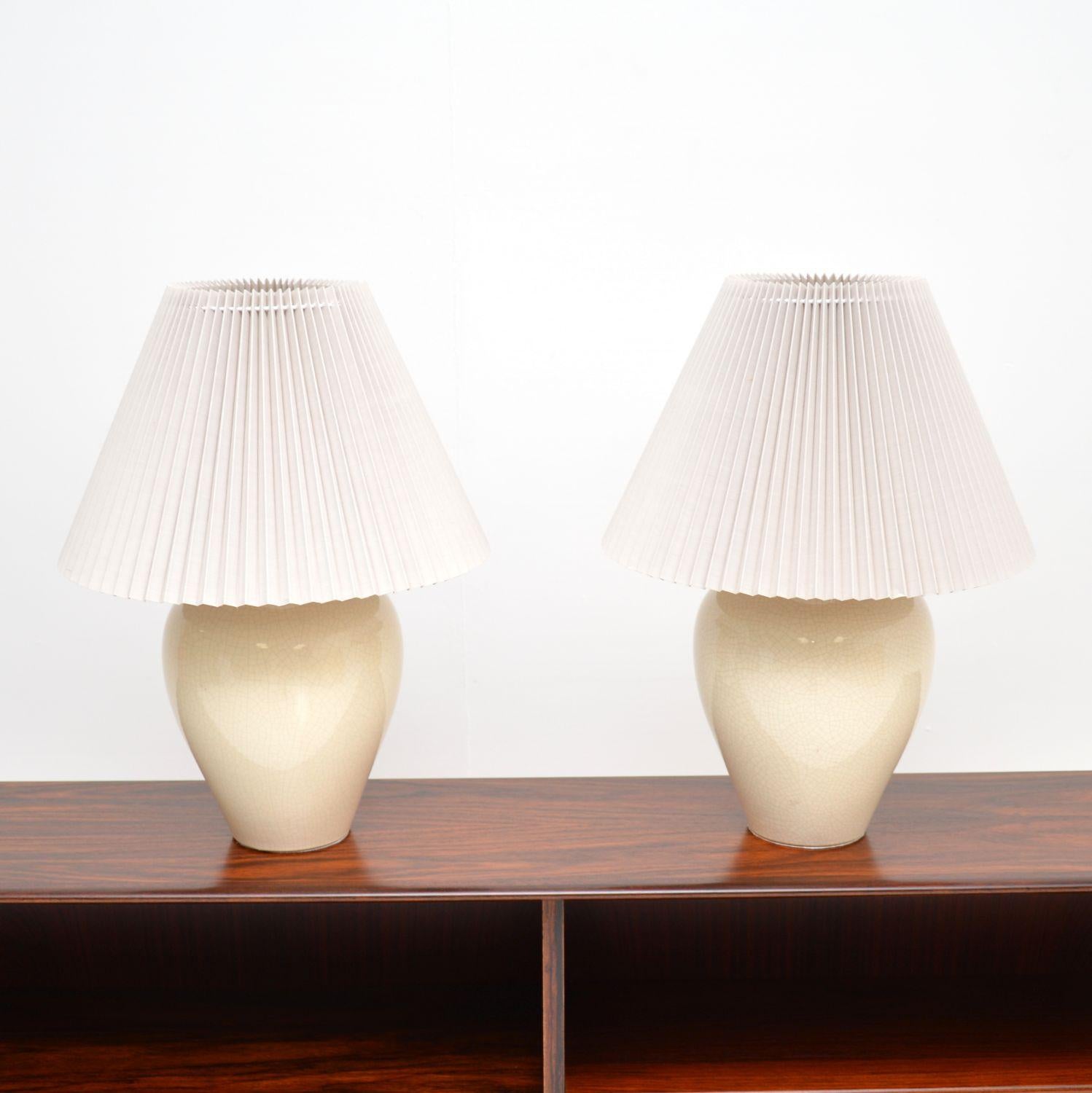 1970's Pair of Vintage Porcelain Lamps For Sale at 1stDibs
