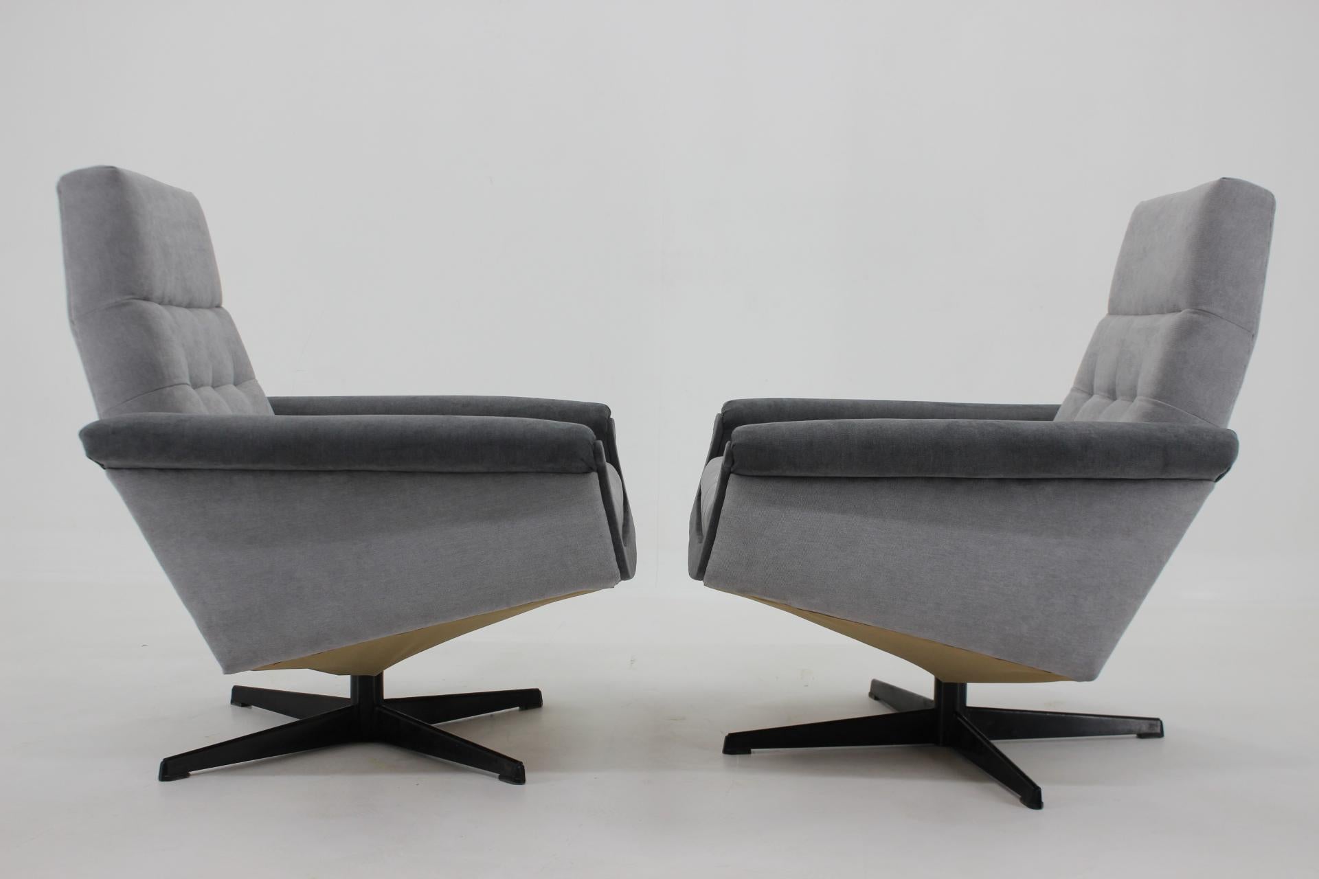 Mid-Century Modern 1970's Pair of Vintage Swivel Armchairs, Czechoslovakia For Sale