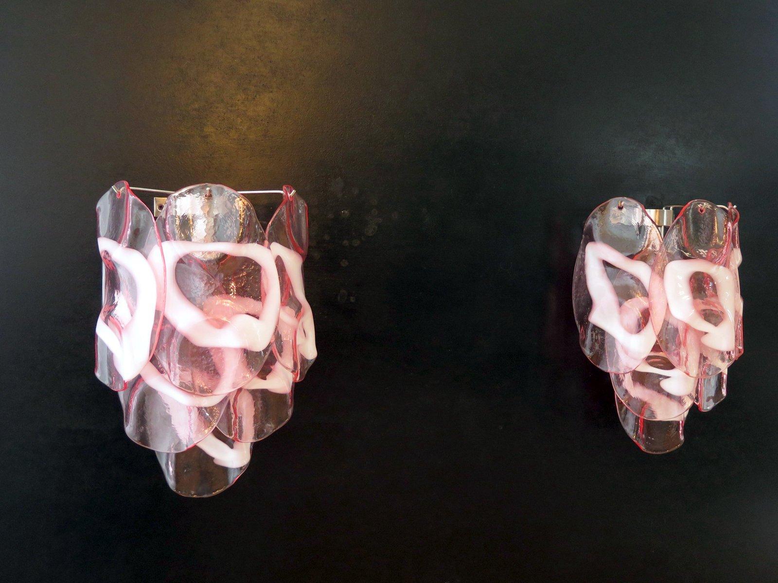 Pair of vintage Vistosi wall lights with pink and white Murano glass. Dimensions: H 36 x W 28 x D 15 cm.