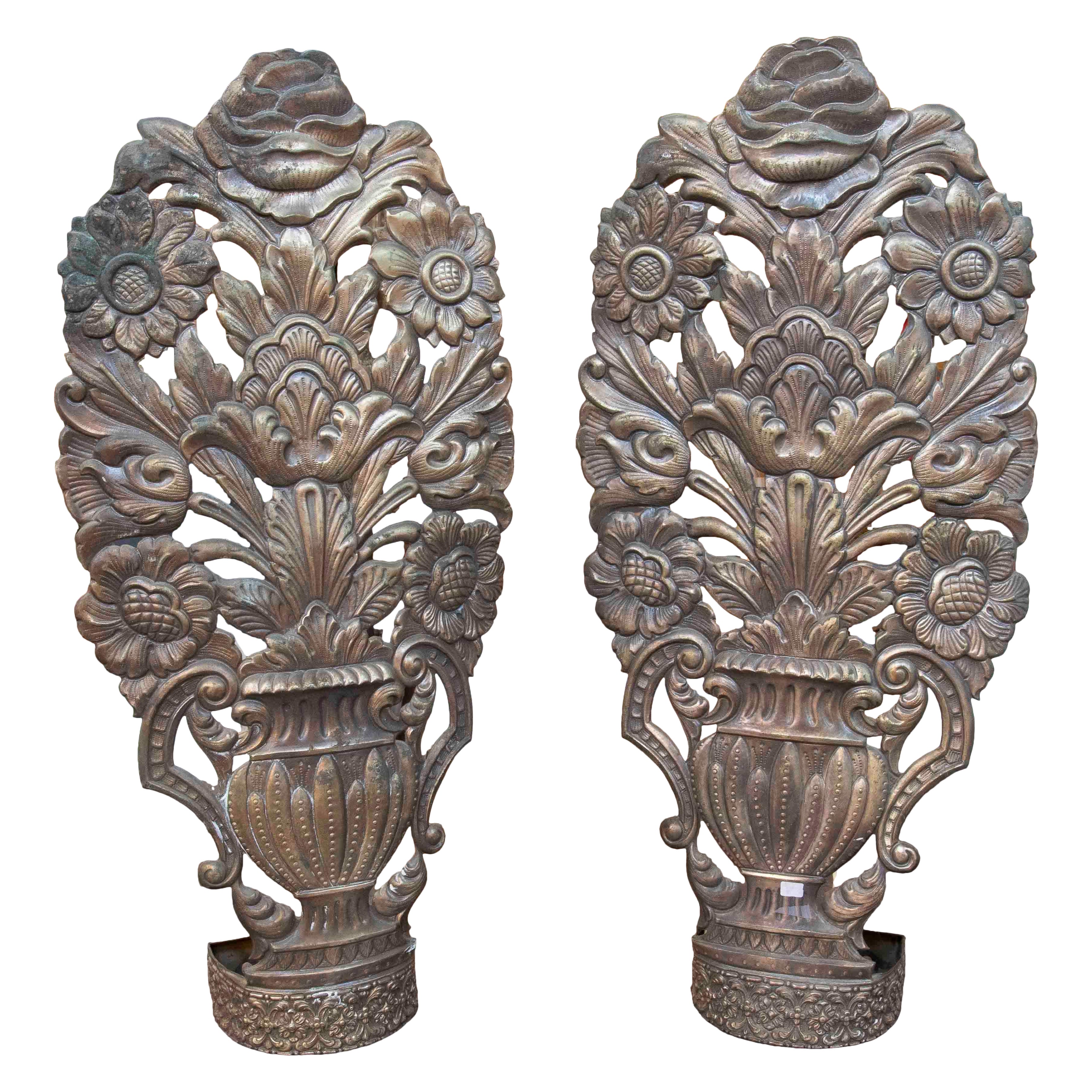 Paire d
appliques en métal gaufré à motif floral des années 1970 en vente