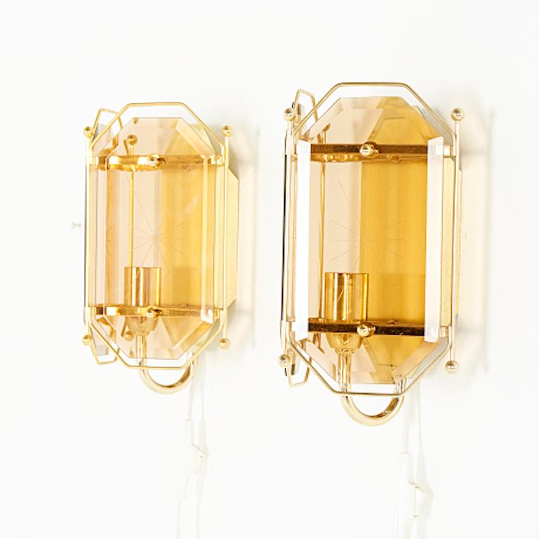 Wall lights shrimp, 1 pair, 1970s-1980s, shrimp armature factory, facet cut glass in smoky tone and brass.
  