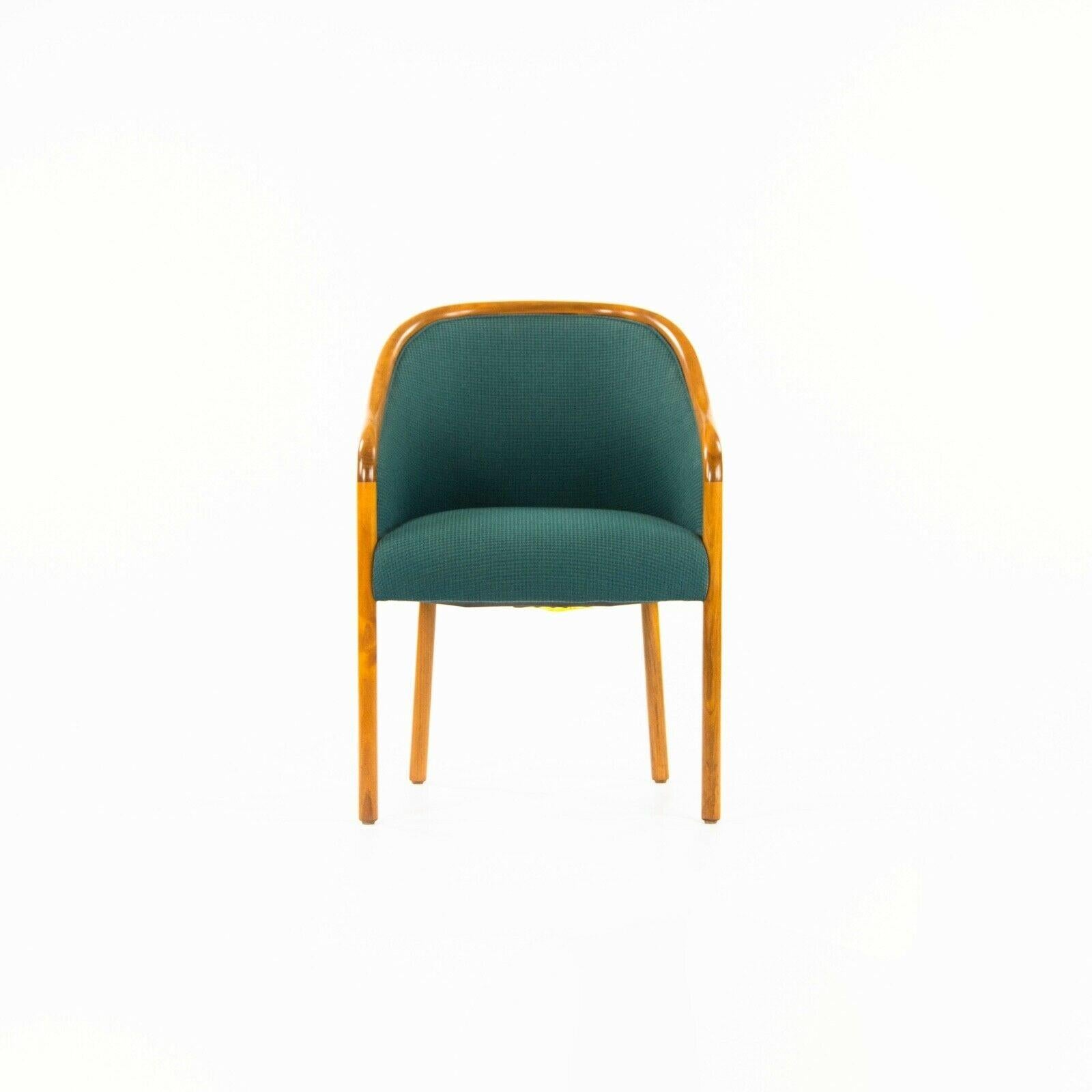 La vente porte sur une paire de chaises de salle à manger / chaises d'appoint originales conçues par Ward Bennett et produites par Brickel Associates. Cette paire provient d'un bureau de Manhattan, qui avait été conçu dans les années 1970 par un