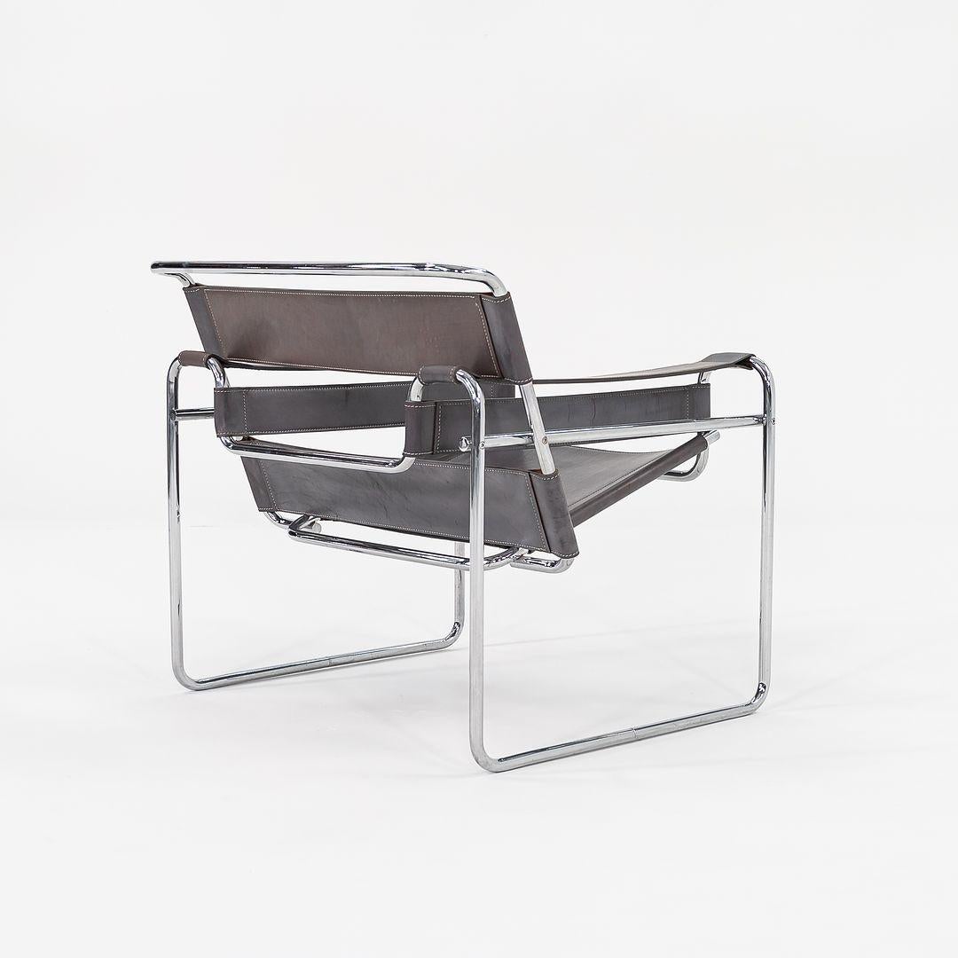 Il s'agit d'une paire originale de chaises longues Wassily, modèle 50L, conçues par Marcel Breuer en 1925. Ces exemplaires ont été produits par Knoll dans les années 1970, et le prix indiqué comprend les deux chaises. La Nature semble avoir été en