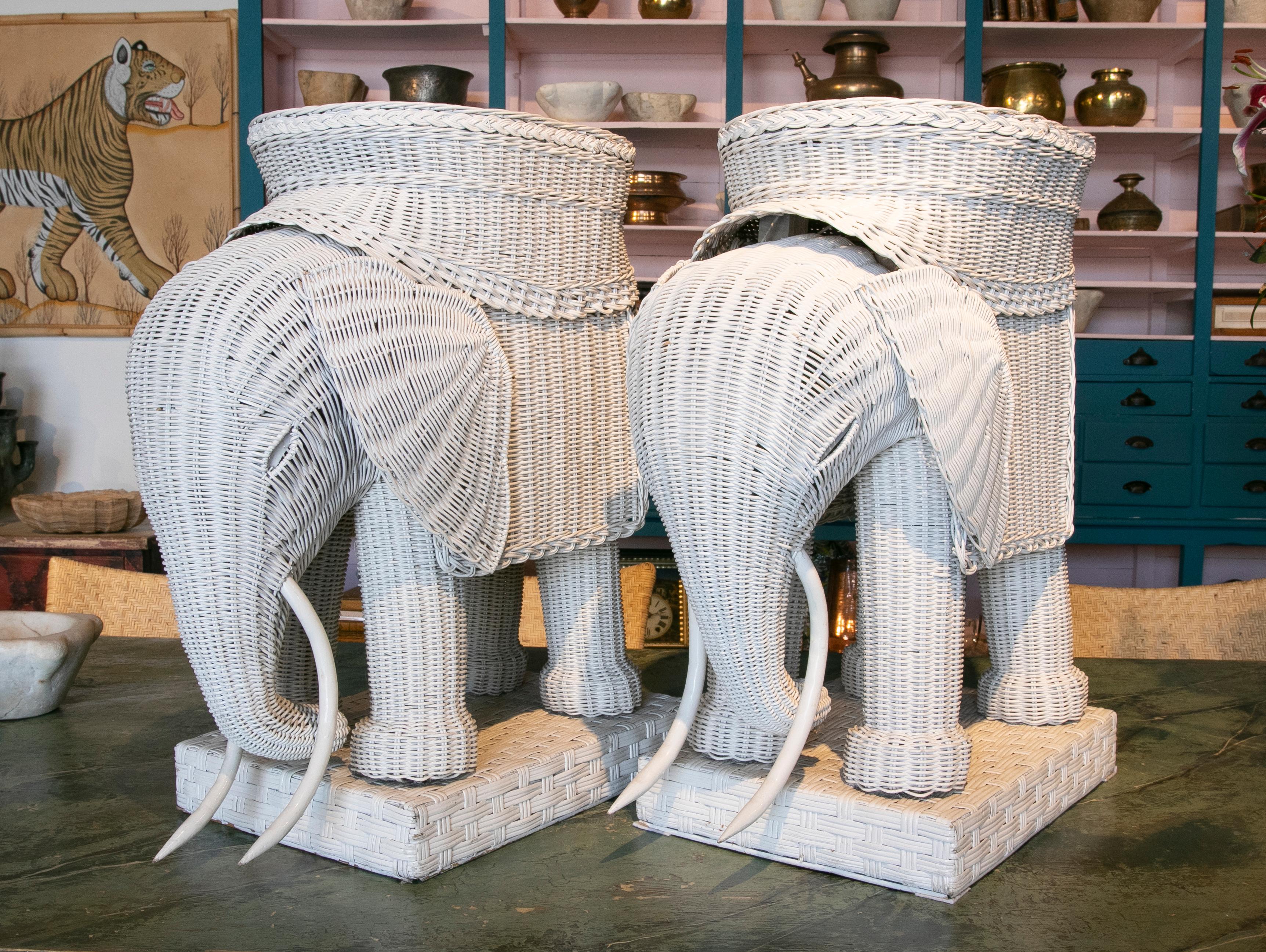 1970s Pair of Wicker Tables in the Shape of Elephants and Painted in White In Good Condition In Marbella, ES