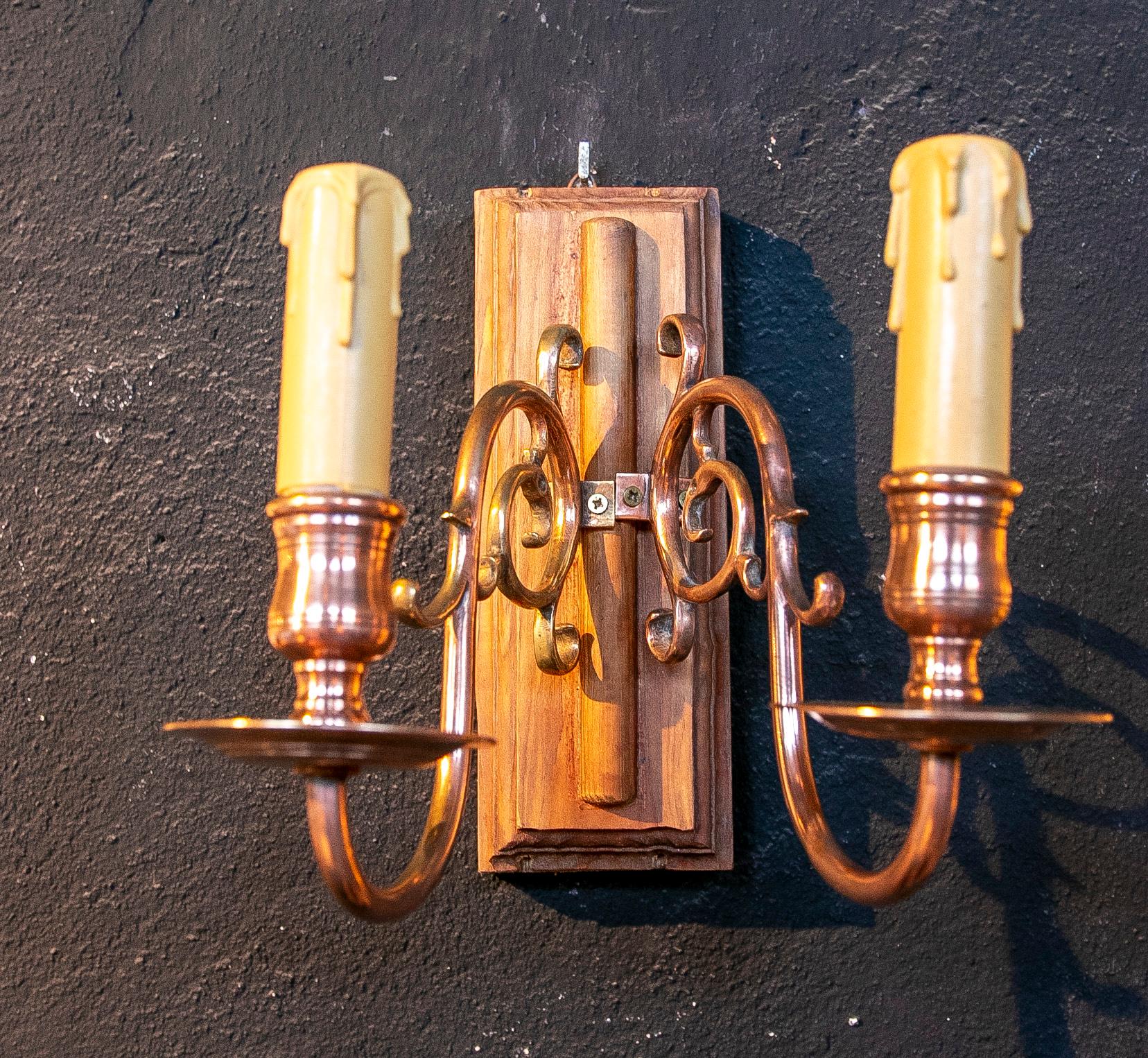 1970s Pair of Wood and Brass Wall Sconces  In Good Condition For Sale In Marbella, ES