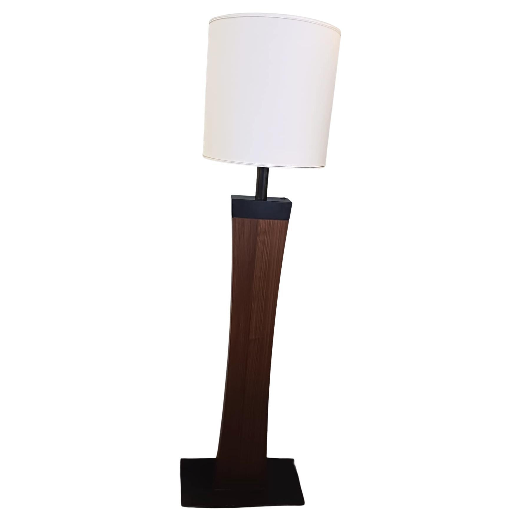 Coppia di lampade da terra con struttura in palissandro e base in ferro. 
Il sistema elettrico funziona. I paralumi e le lampade sono in ottime condizioni.
Misure: Base 47 x 25 cm, H. H. 150 cm

Abbiamo anche una coppia di lampade da tavolo se