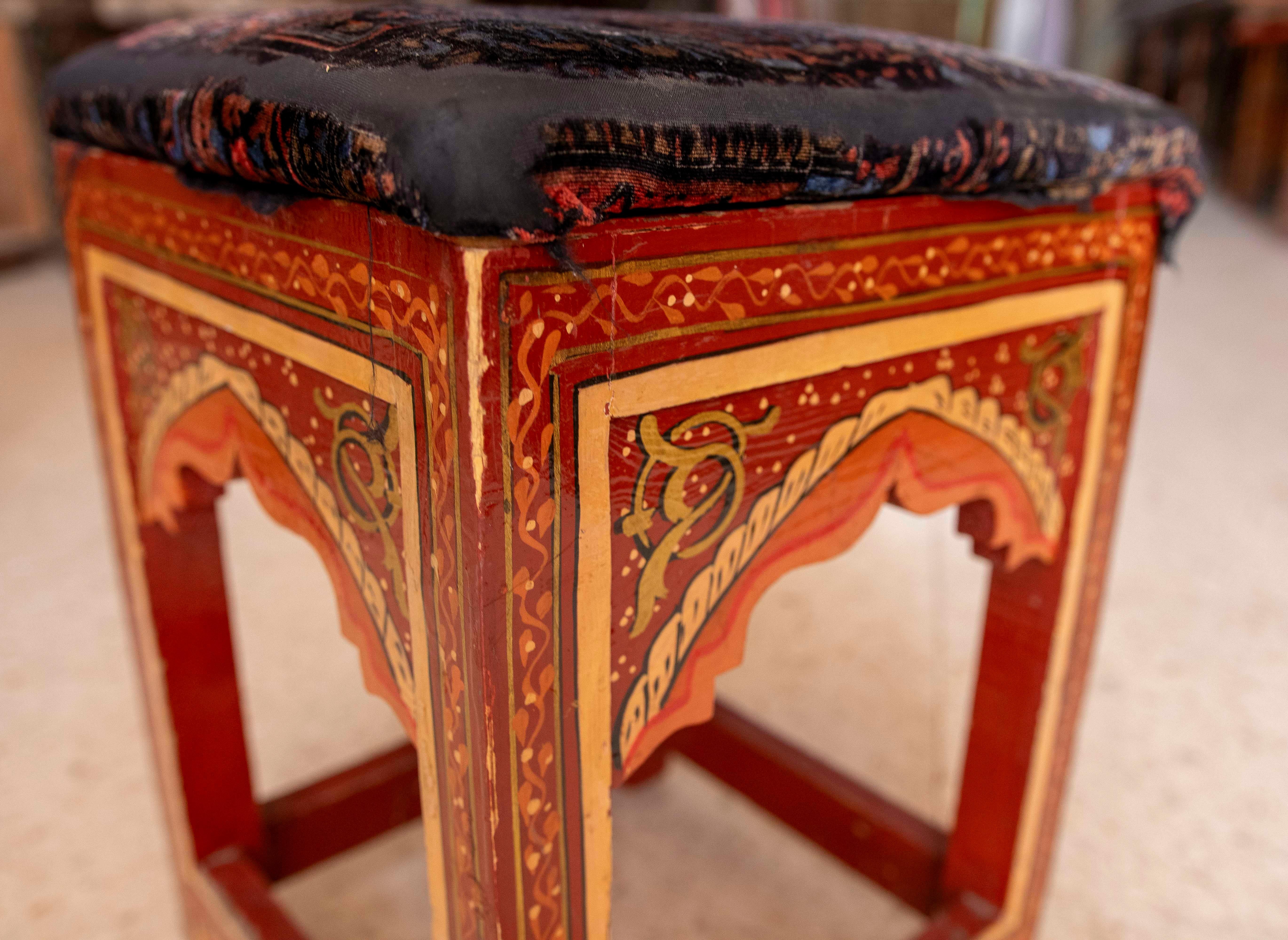 1970s Pair of Wooden Stools in Moorish Style Hand Painted in Red Tones For Sale 5