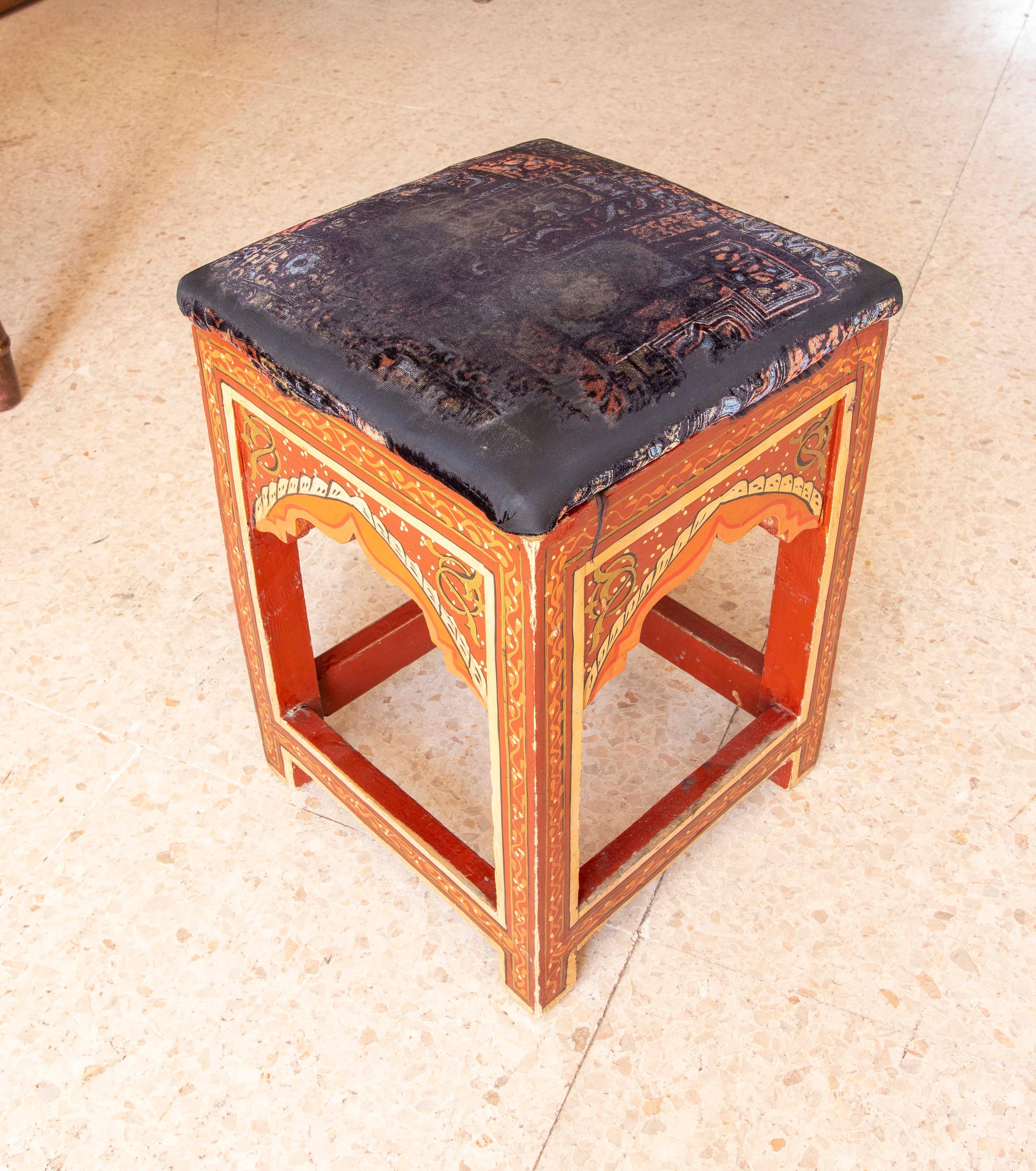 1970s Pair of Wooden Stools in Moorish Style Hand Painted in Red Tones In Good Condition For Sale In Marbella, ES