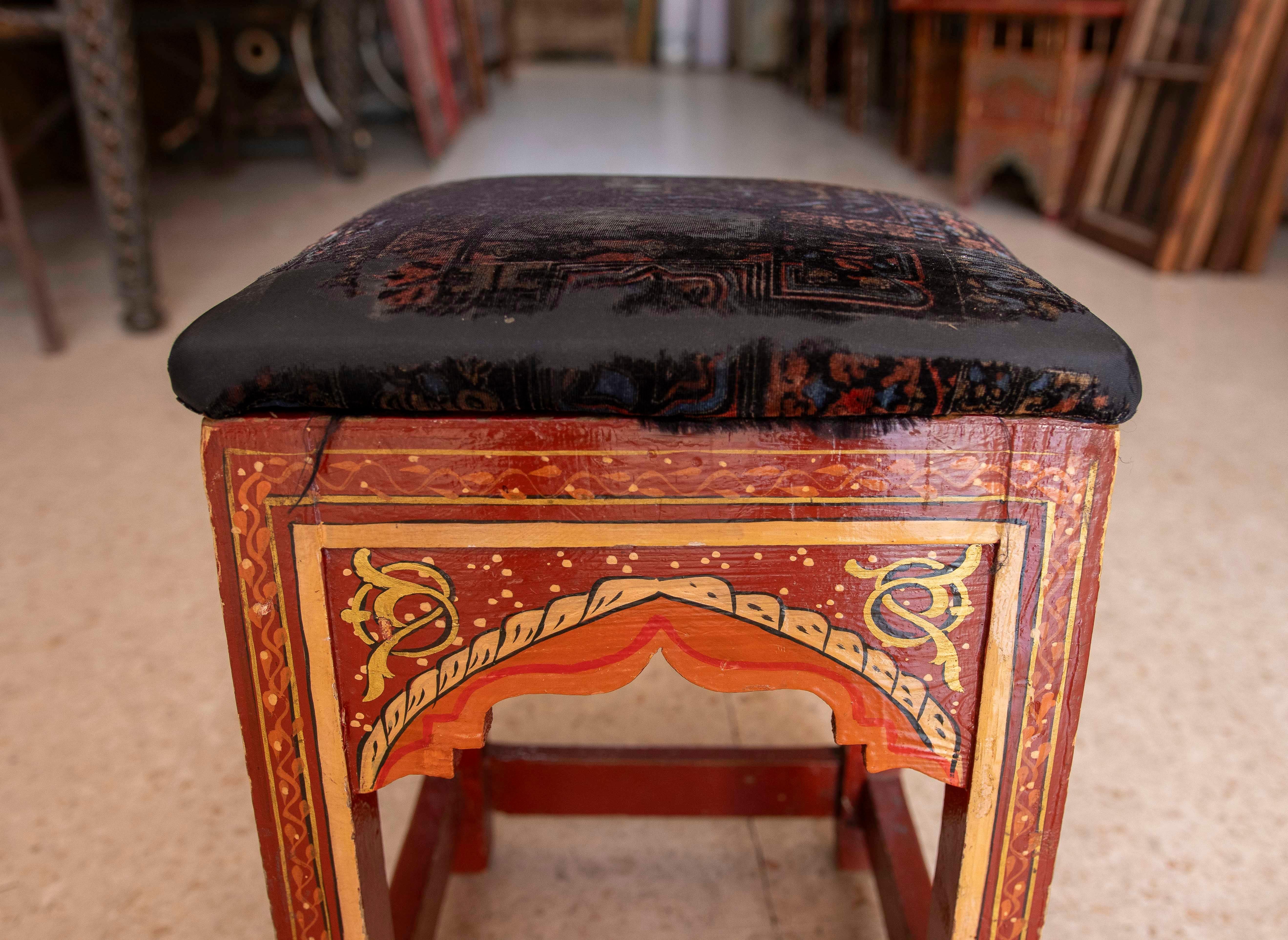 1970s Pair of Wooden Stools in Moorish Style Hand Painted in Red Tones For Sale 1