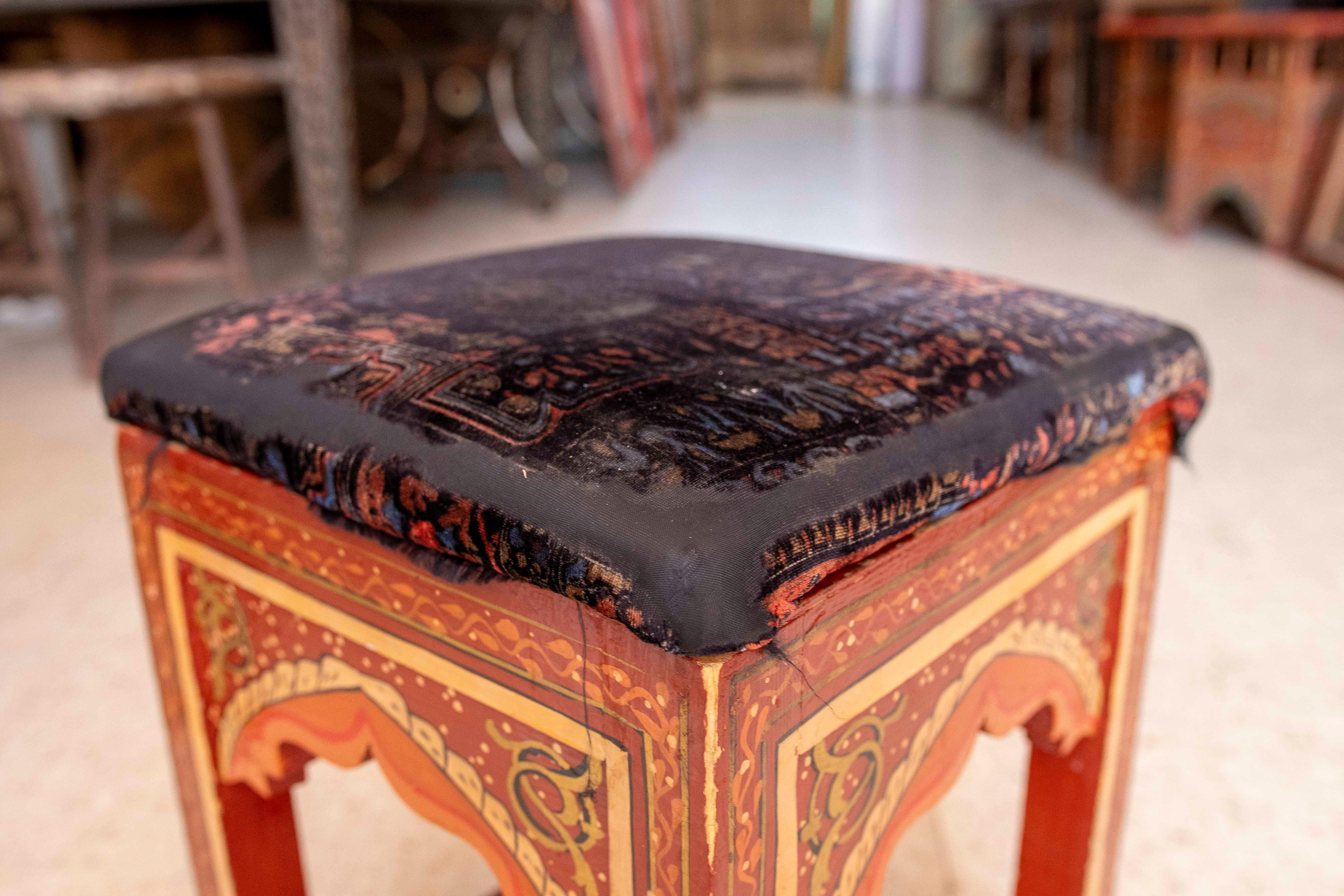 1970s Pair of Wooden Stools in Moorish Style Hand Painted in Red Tones For Sale 3