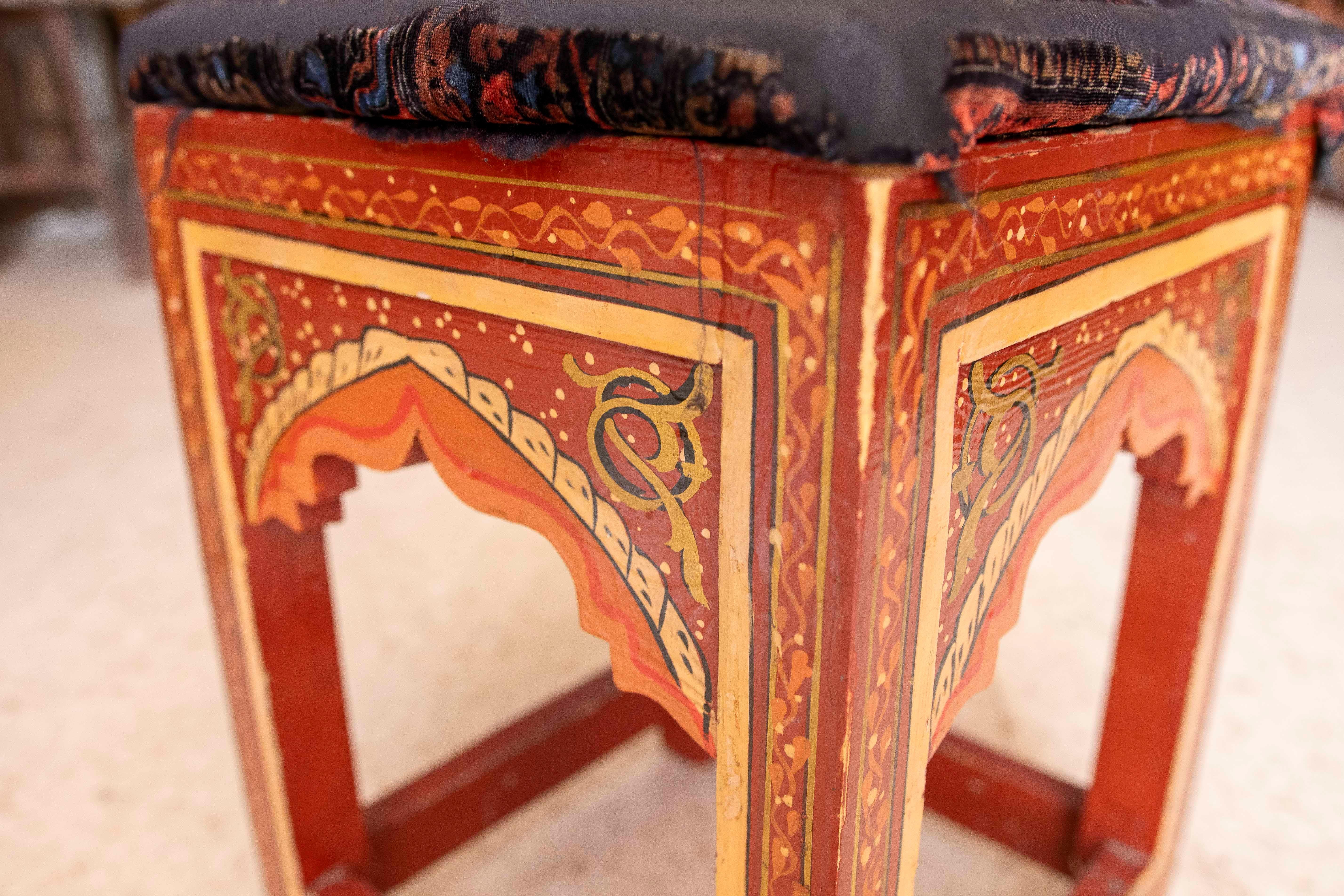 1970s Pair of Wooden Stools in Moorish Style Hand Painted in Red Tones For Sale 4