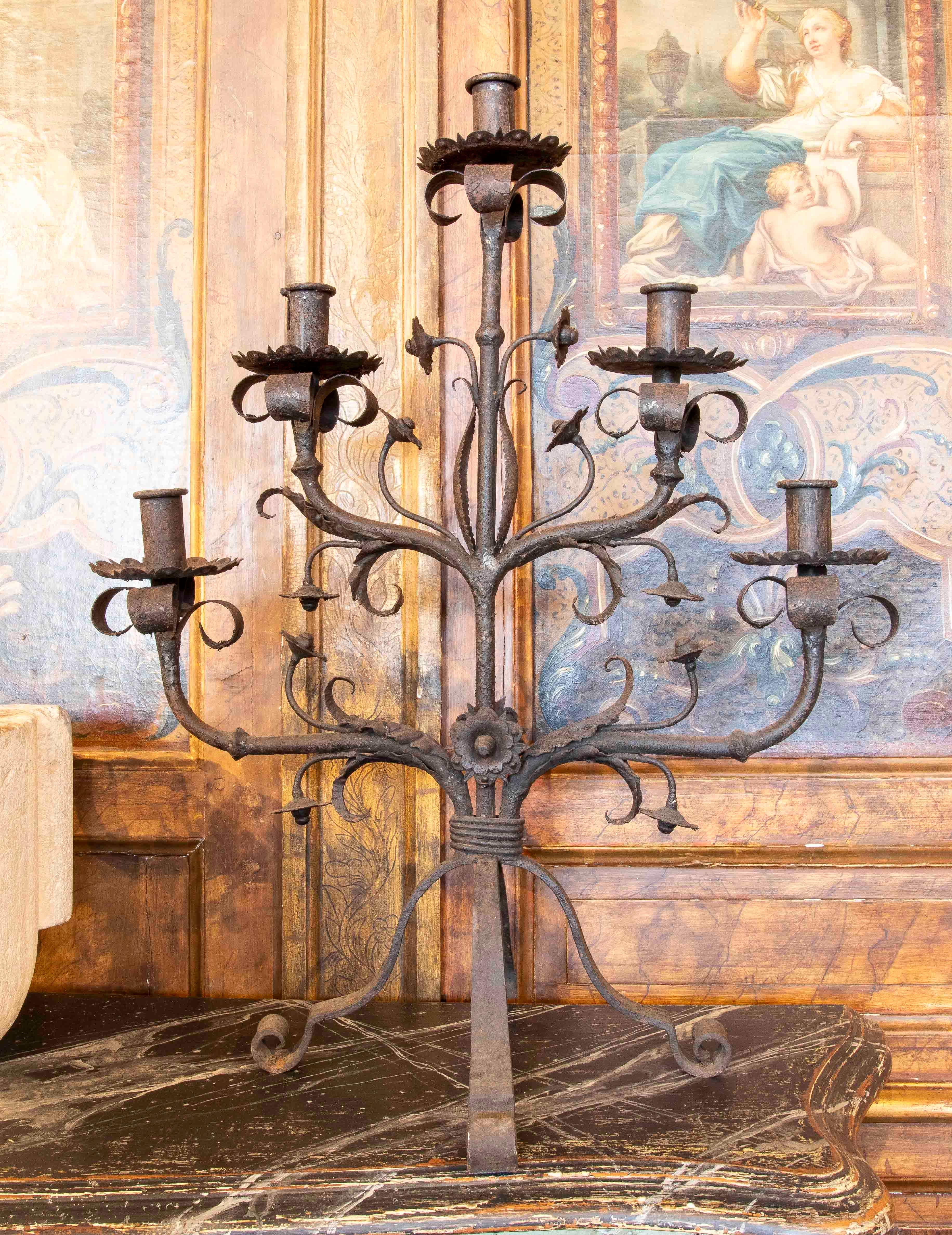Pareja de candelabros de hierro forjado de los años 70 para cinco velas cada uno en venta 4
