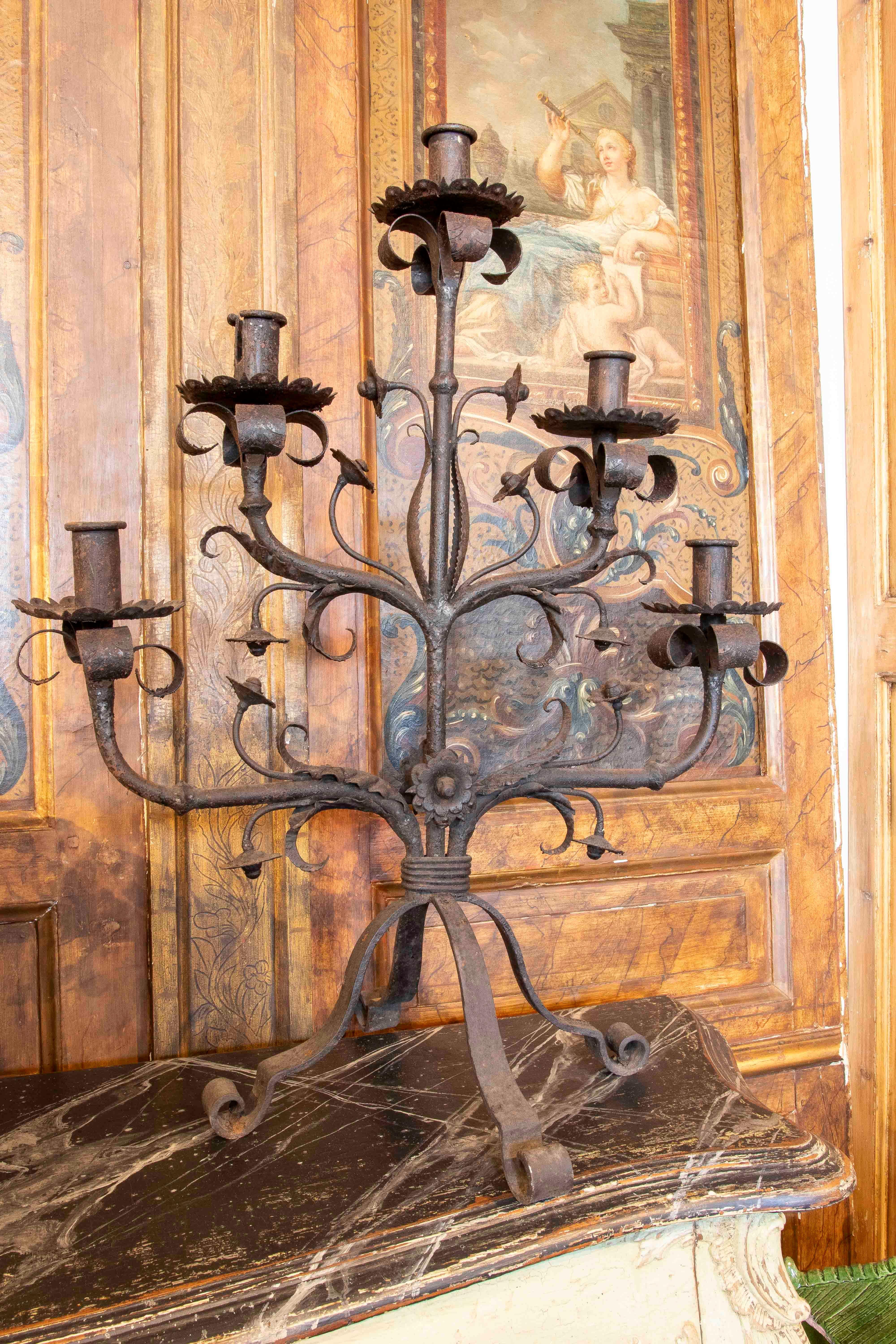 Pareja de candelabros de hierro forjado de los años 70 para cinco velas cada uno en venta 5