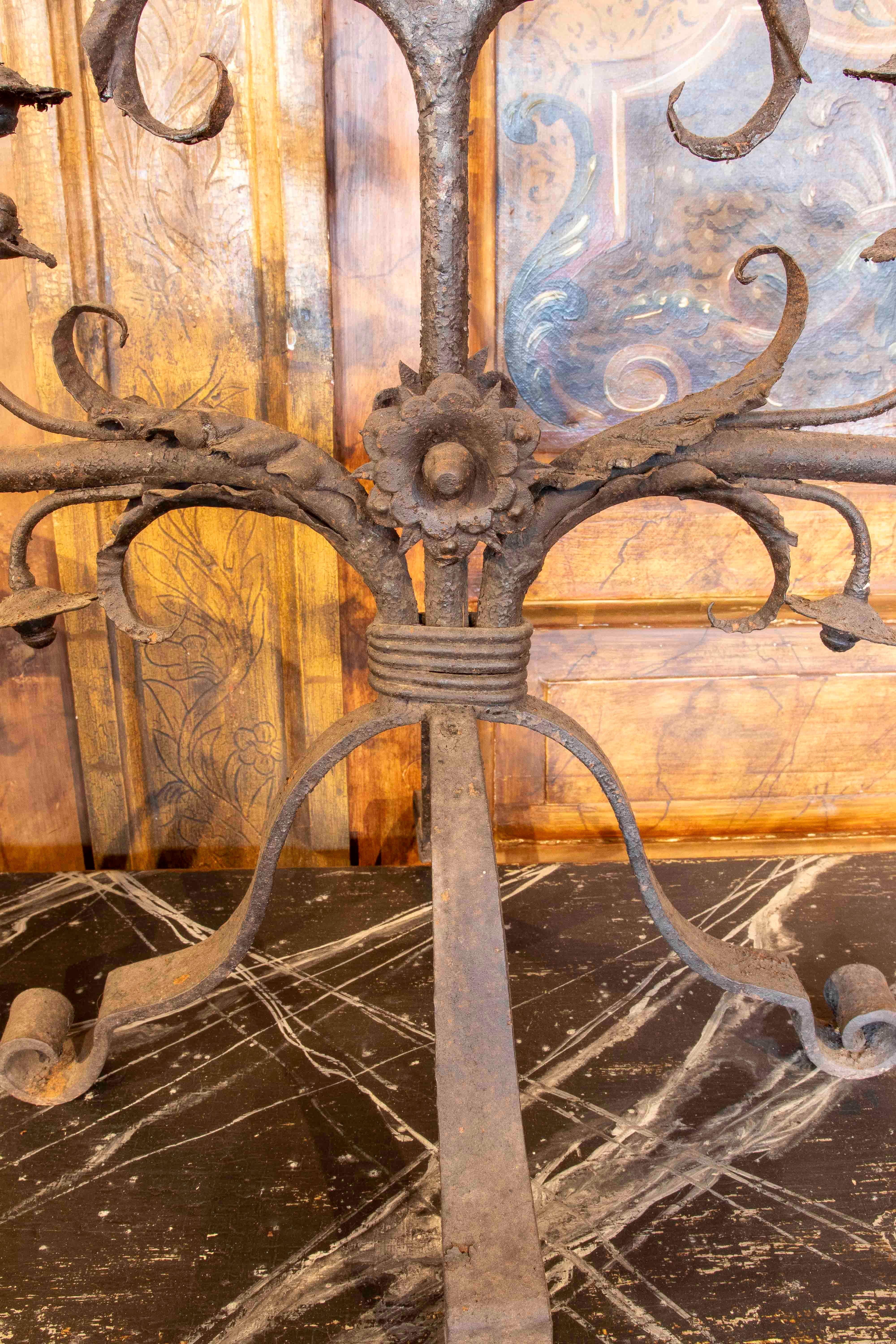 Pareja de candelabros de hierro forjado de los años 70 para cinco velas cada uno en venta 6