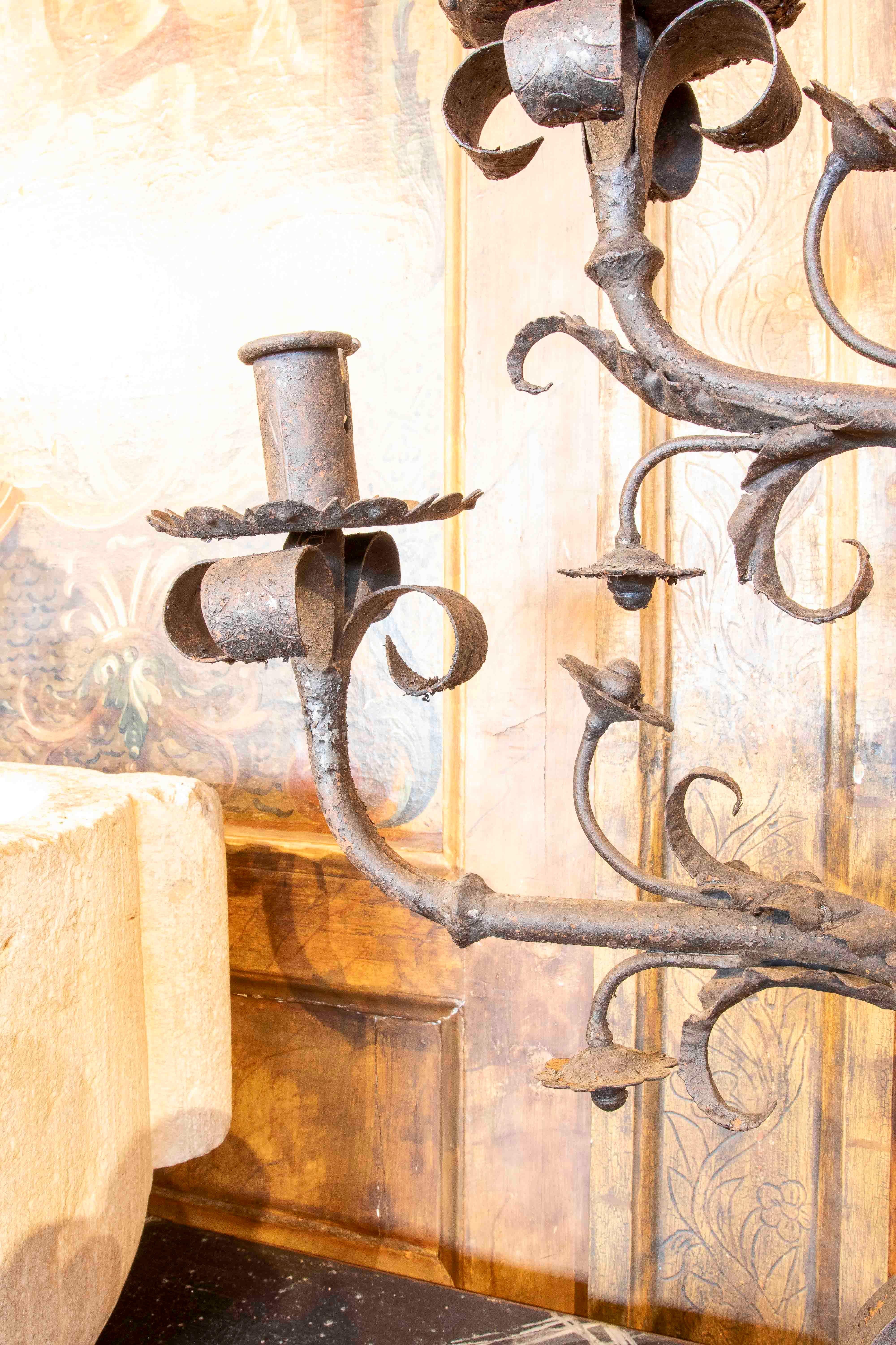 Pareja de candelabros de hierro forjado de los años 70 para cinco velas cada uno en venta 8