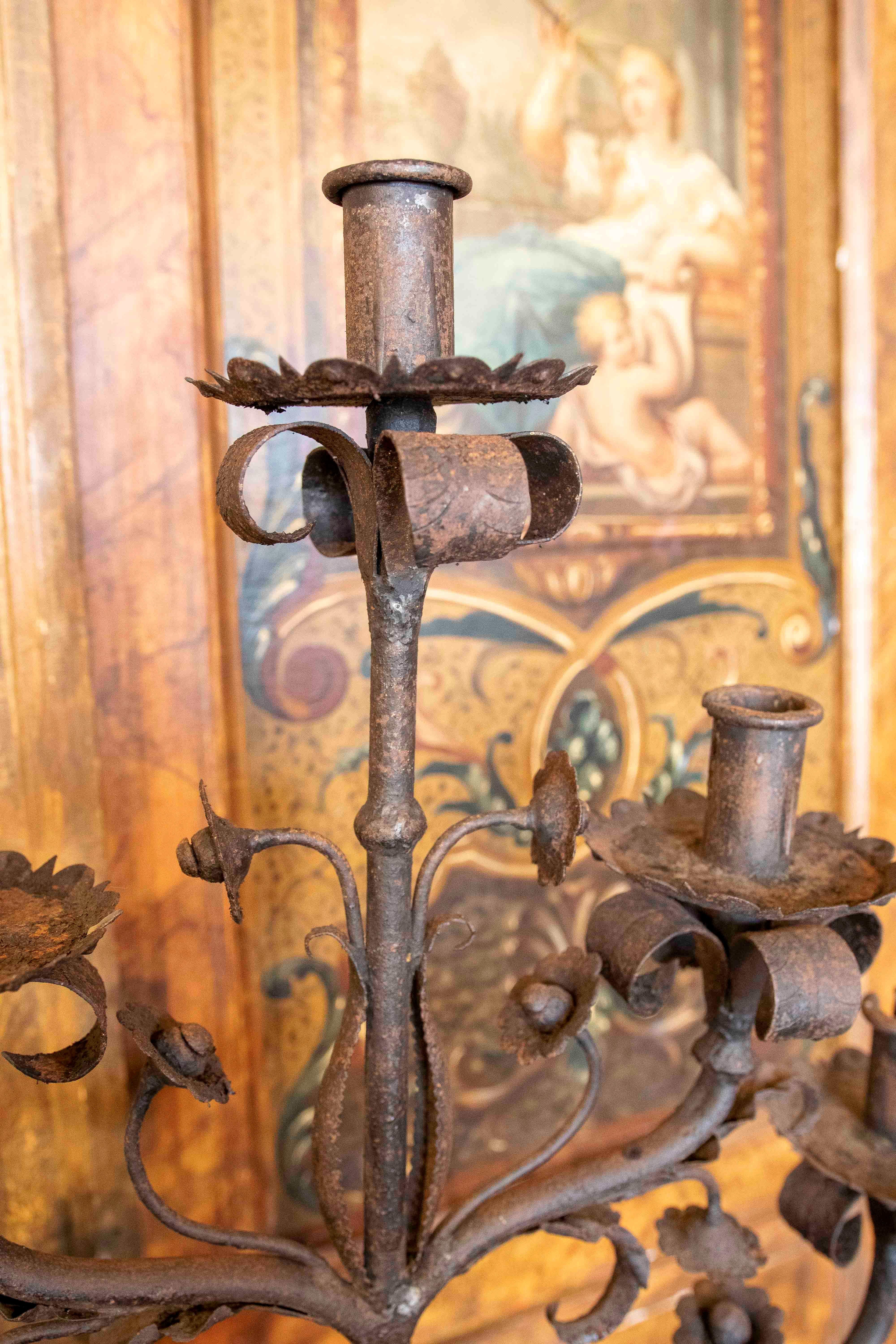 Pareja de candelabros de hierro forjado de los años 70 para cinco velas cada uno en venta 9