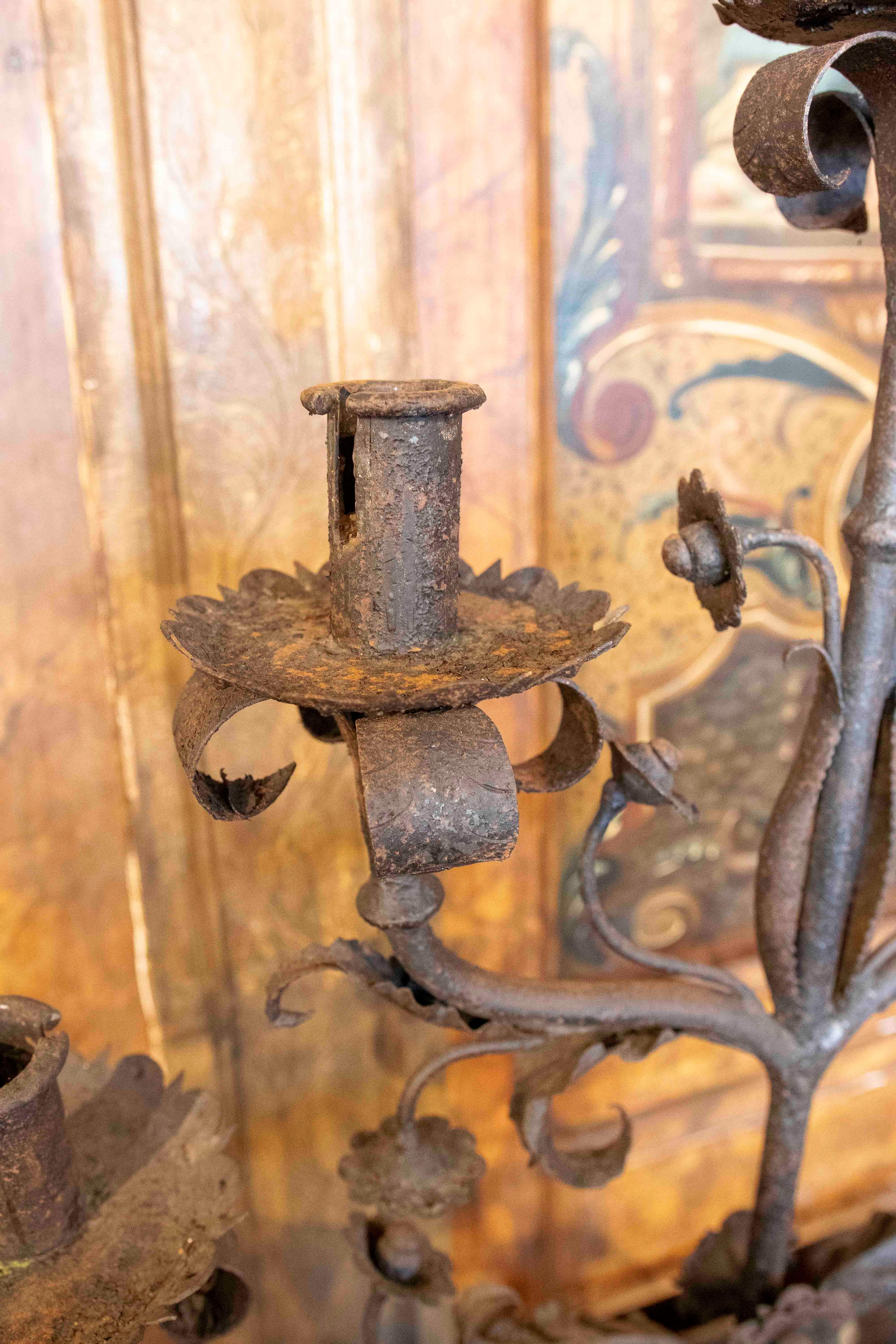 Pareja de candelabros de hierro forjado de los años 70 para cinco velas cada uno en venta 10