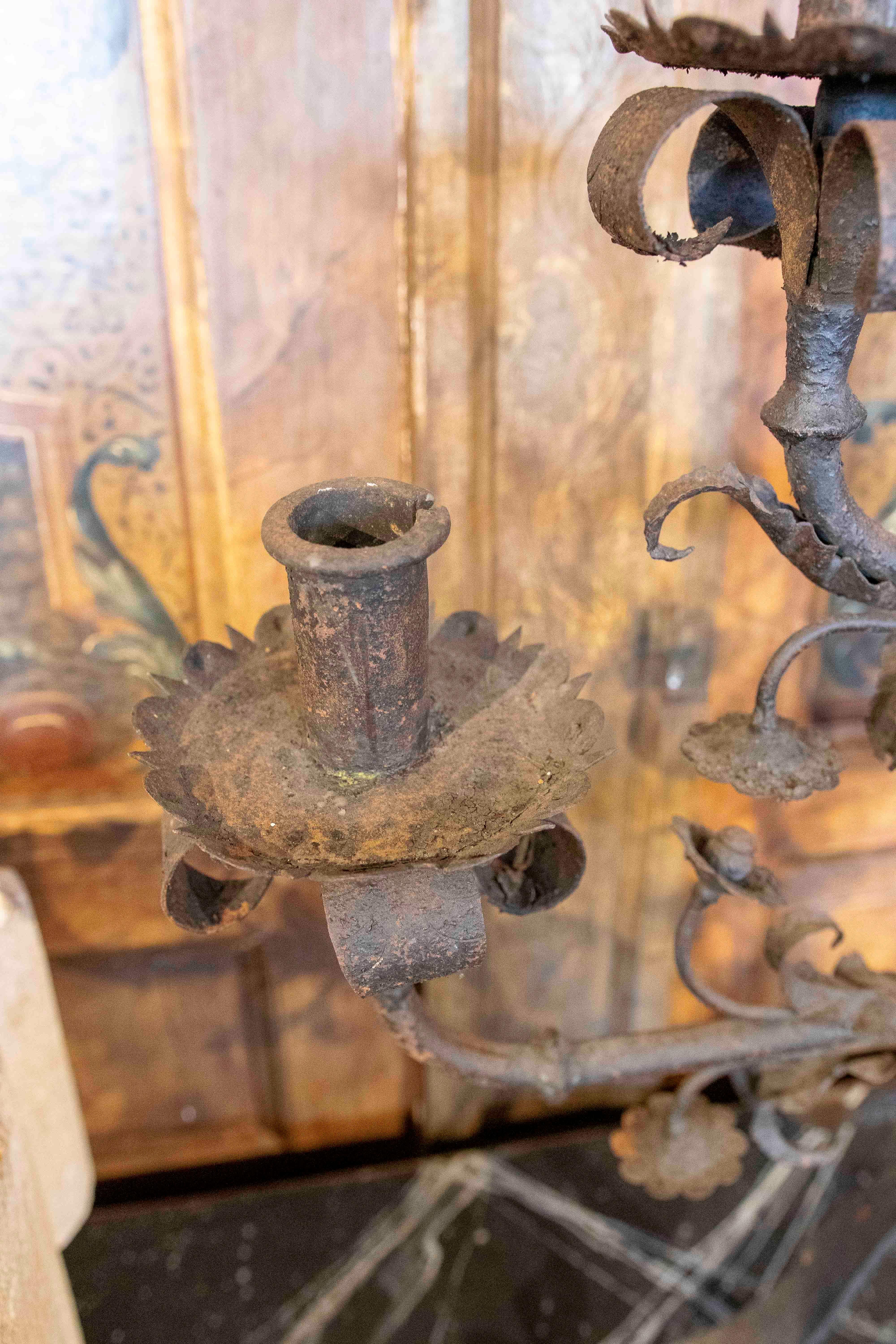 Pareja de candelabros de hierro forjado de los años 70 para cinco velas cada uno en venta 11