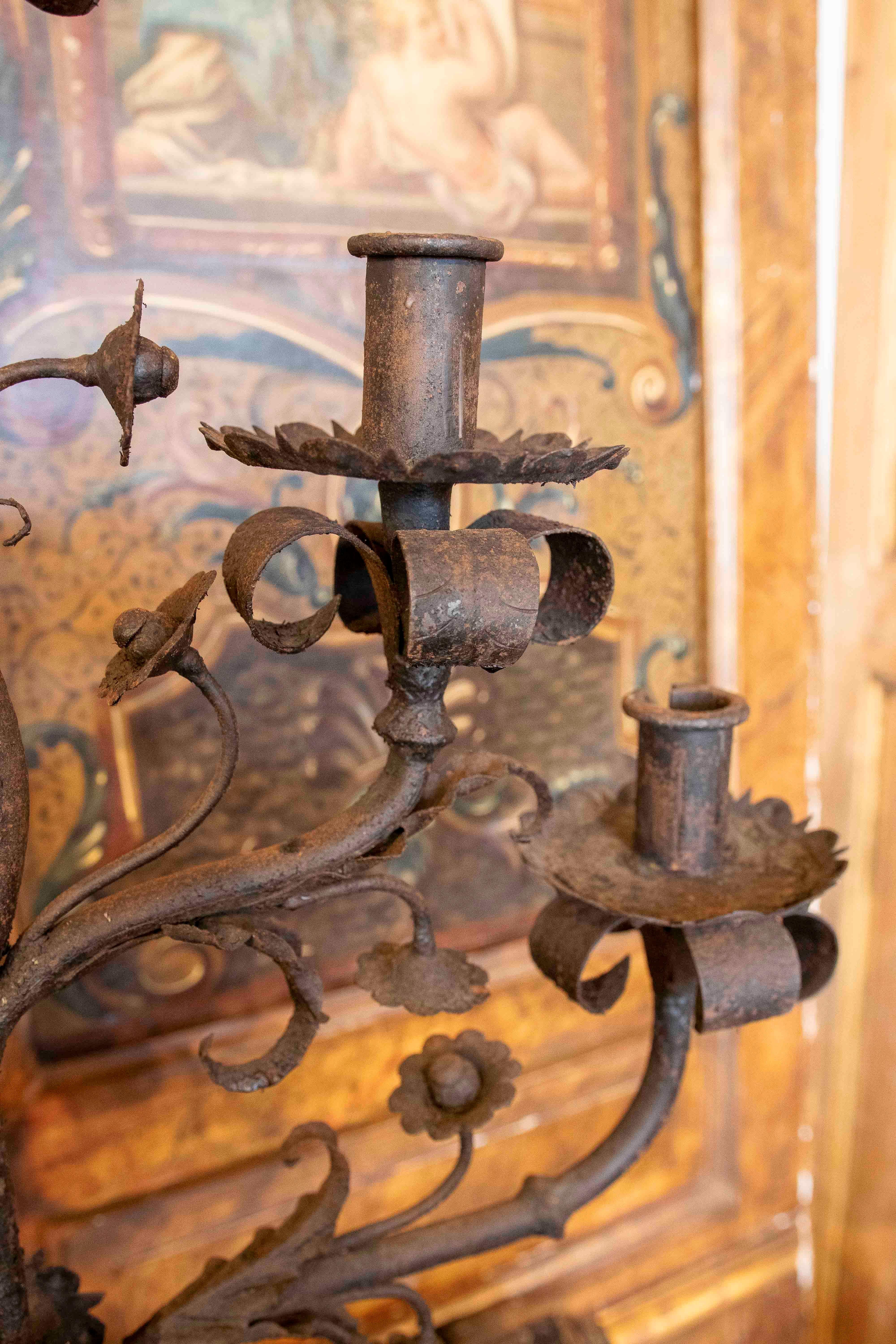 Pareja de candelabros de hierro forjado de los años 70 para cinco velas cada uno en venta 12