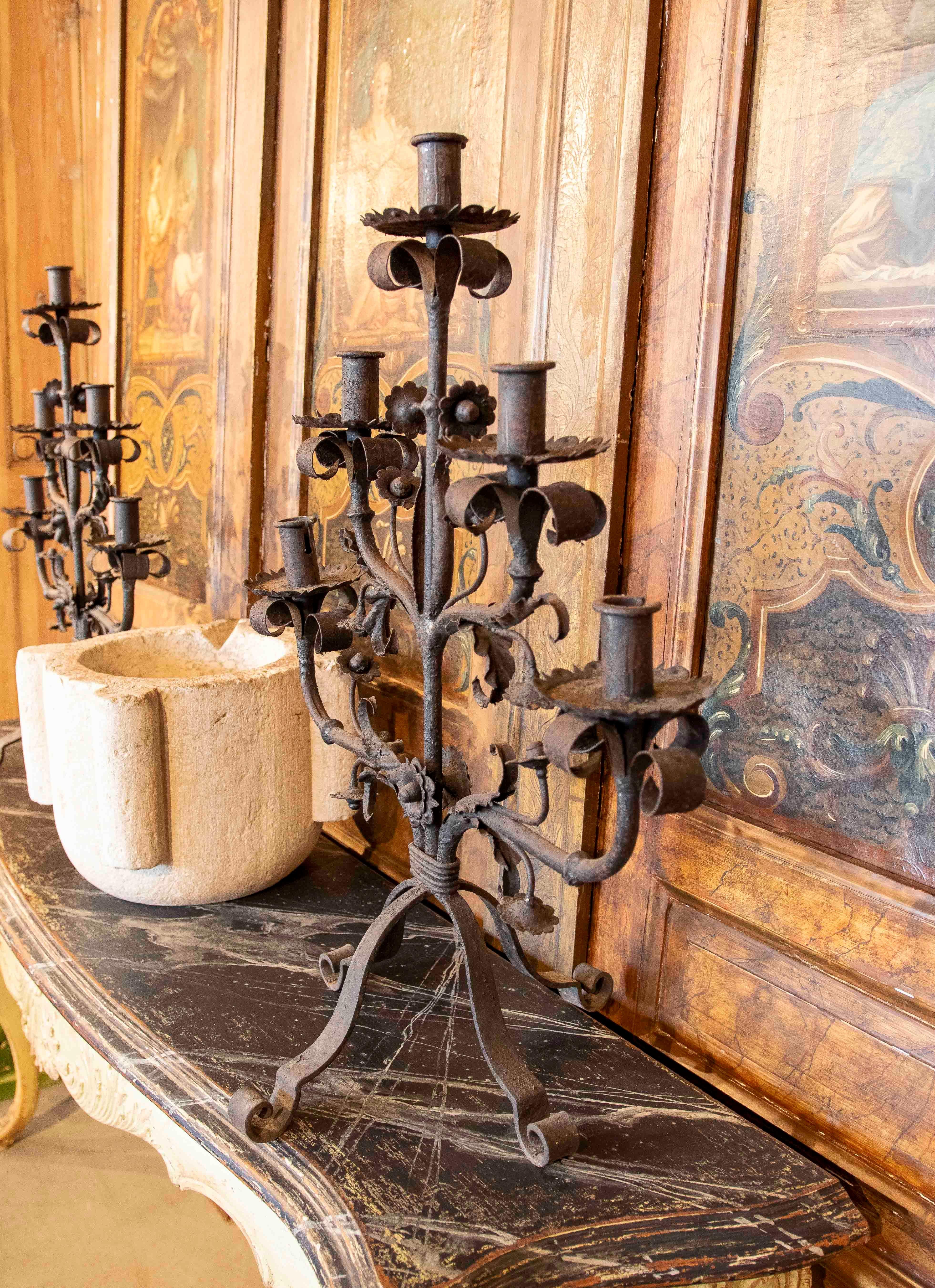 Pareja de candelabros de hierro forjado de los años 70 para cinco velas cada uno en venta 13