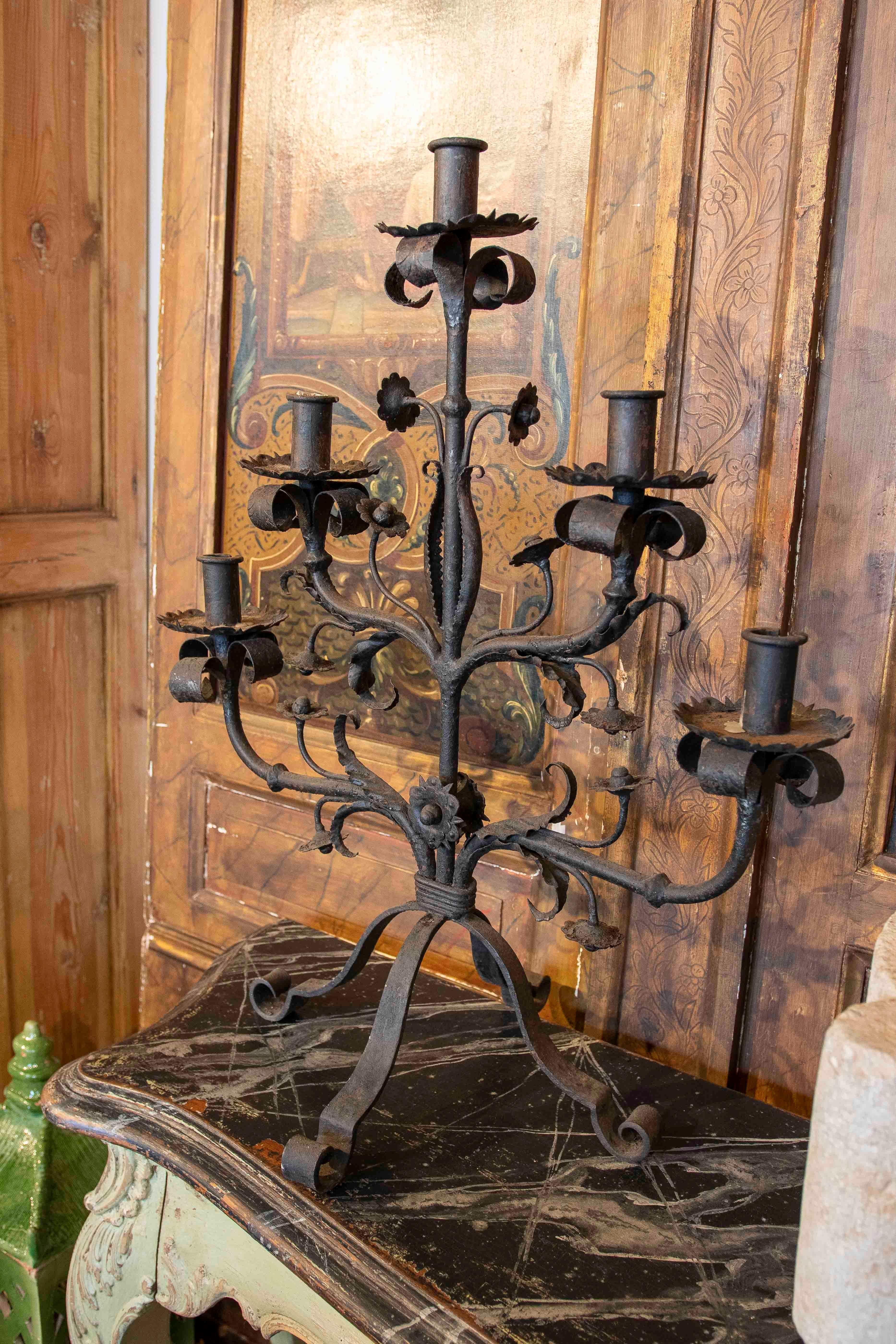 Pareja de candelabros de hierro forjado de los años 70 para cinco velas cada uno en venta 14