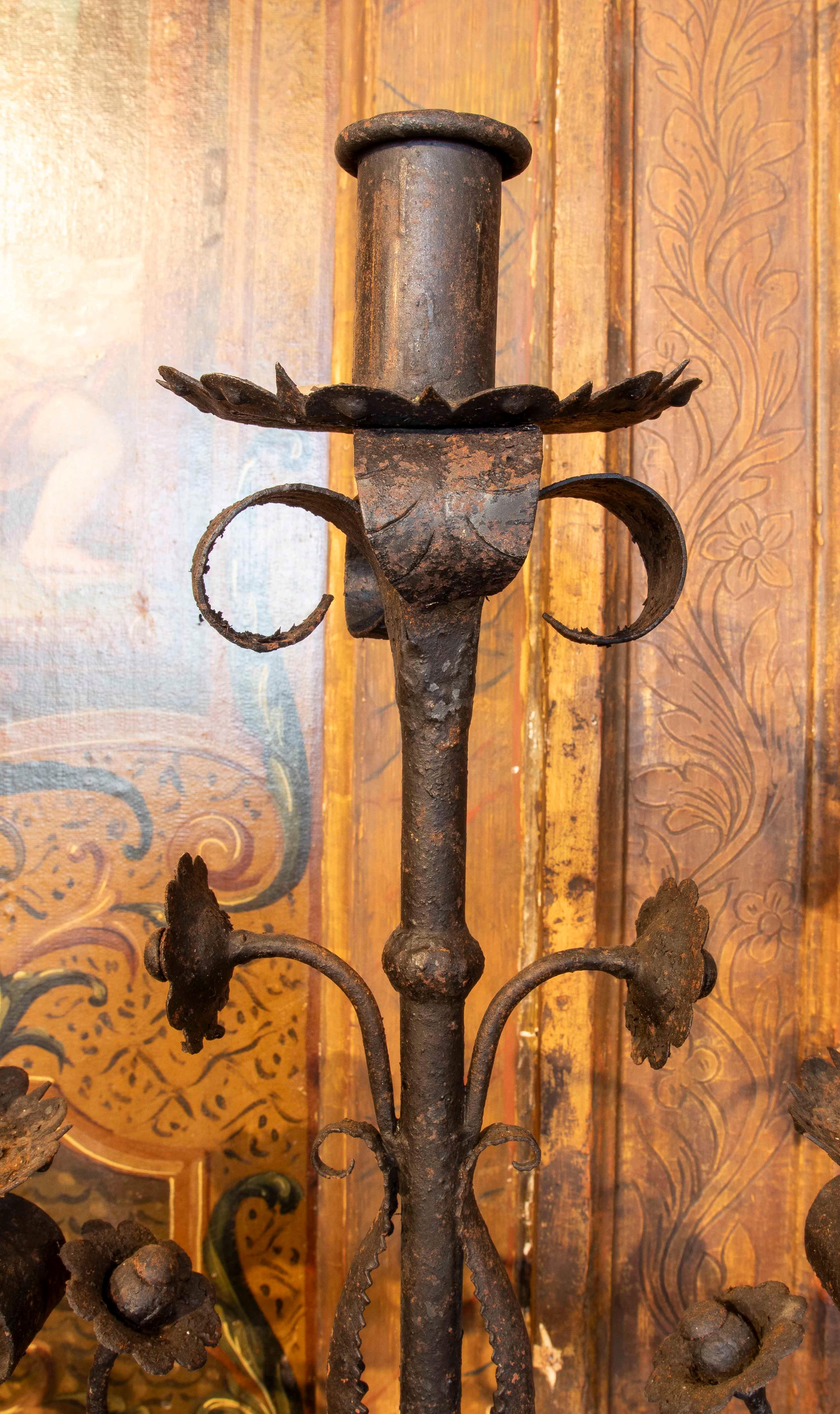 Pareja de candelabros de hierro forjado de los años 70 para cinco velas cada uno en Bueno estado para la venta en Marbella, ES