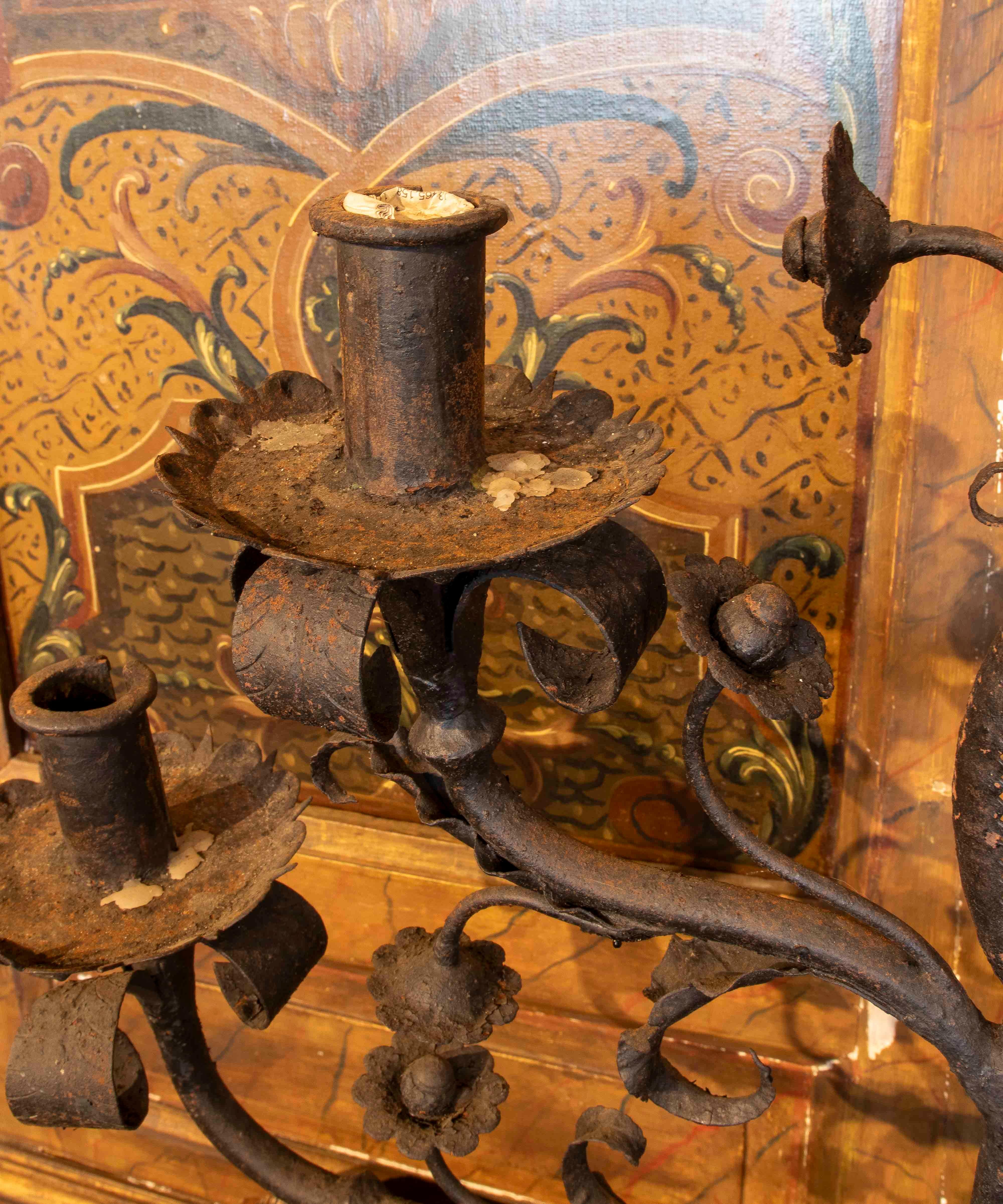 Pareja de candelabros de hierro forjado de los años 70 para cinco velas cada uno siglo XX en venta