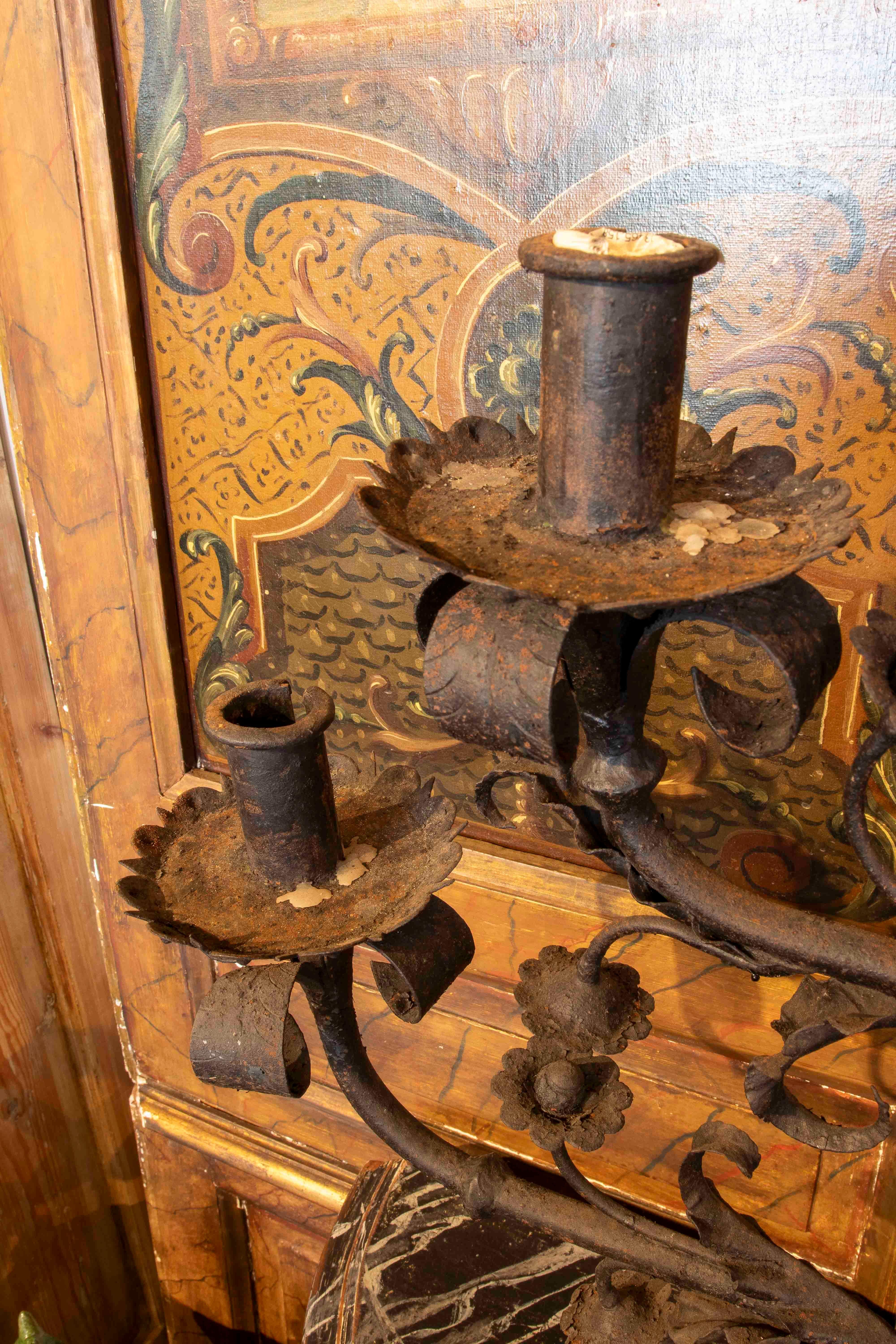 Pareja de candelabros de hierro forjado de los años 70 para cinco velas cada uno Hierro en venta