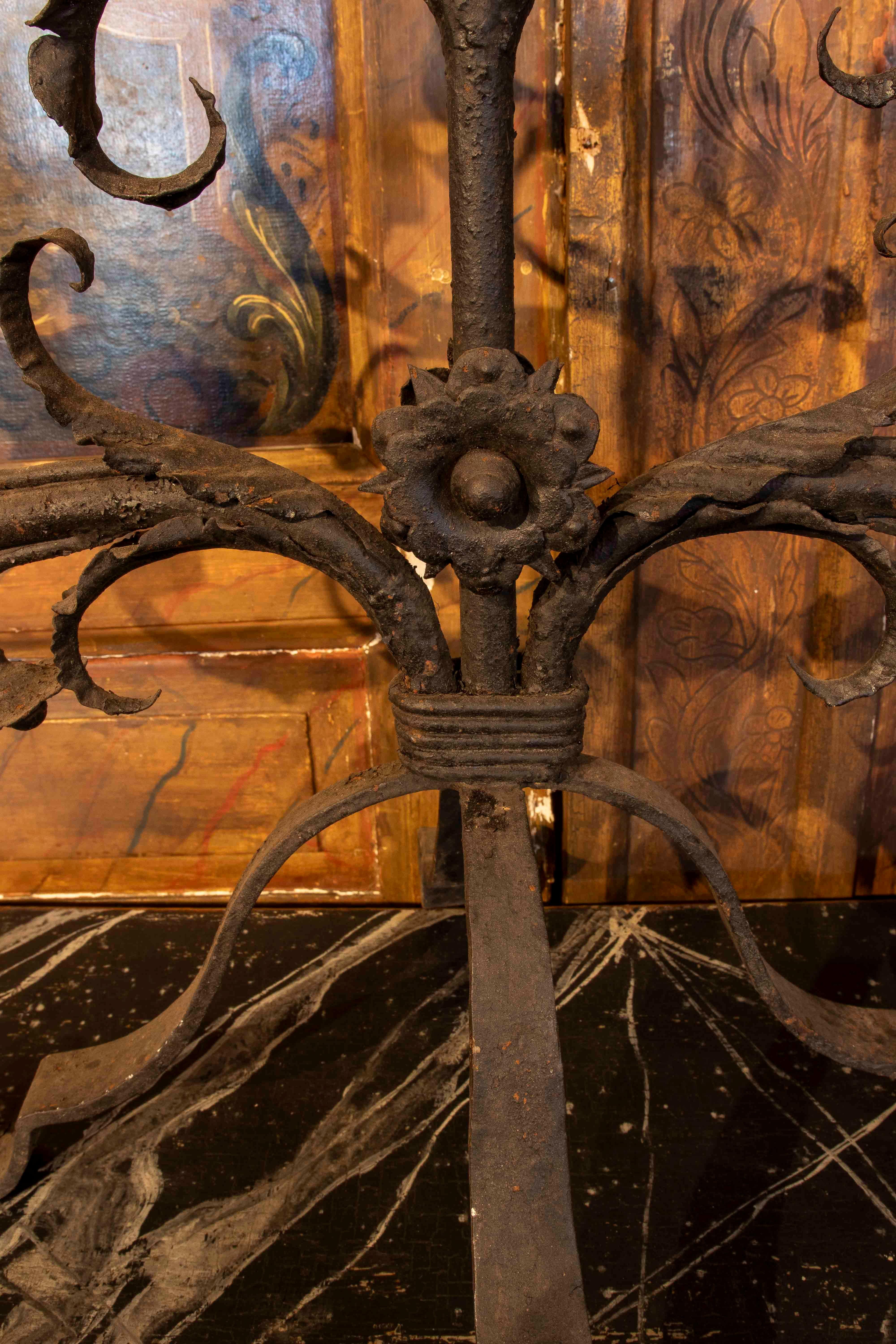 Pareja de candelabros de hierro forjado de los años 70 para cinco velas cada uno en venta 1