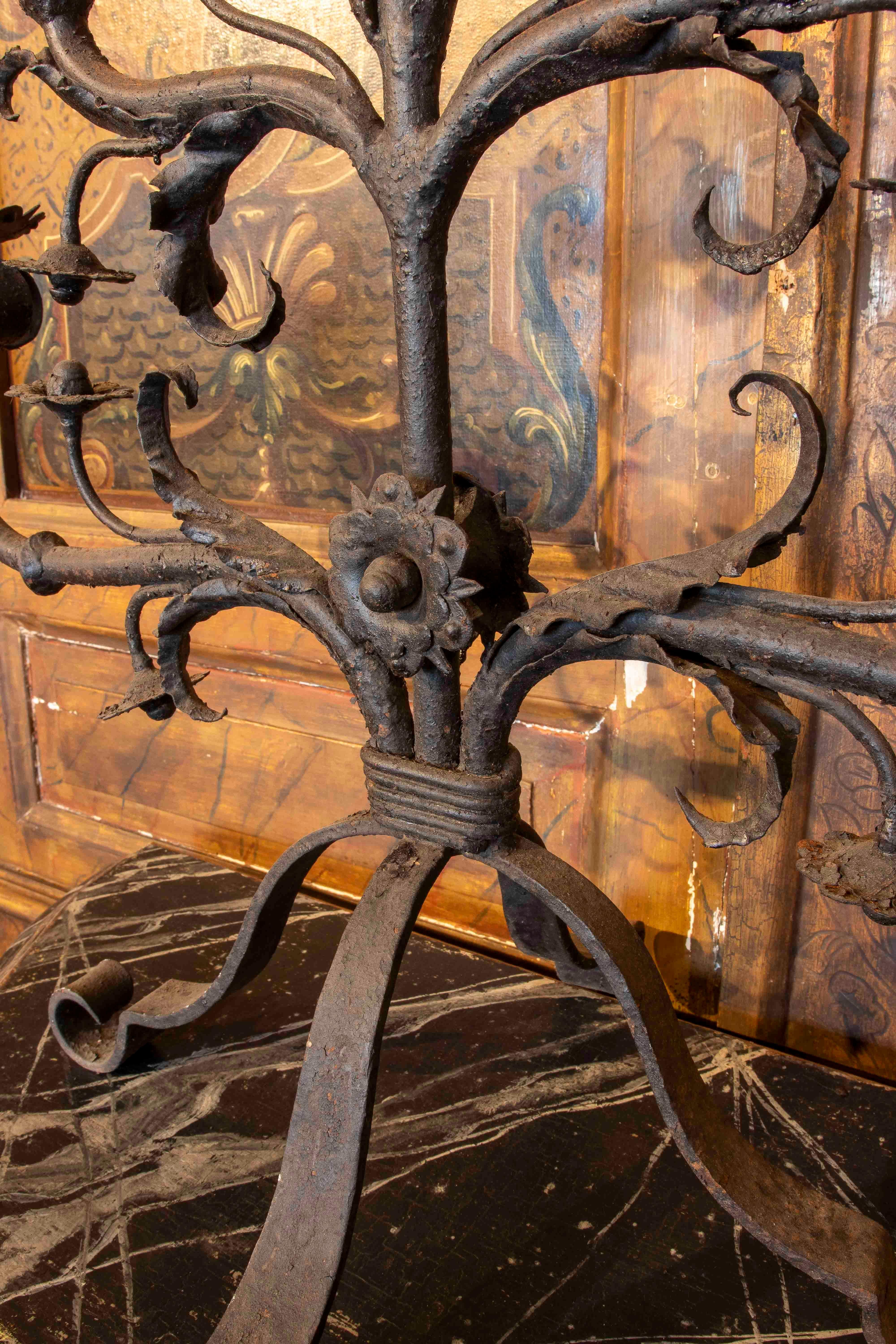 Pareja de candelabros de hierro forjado de los años 70 para cinco velas cada uno en venta 2