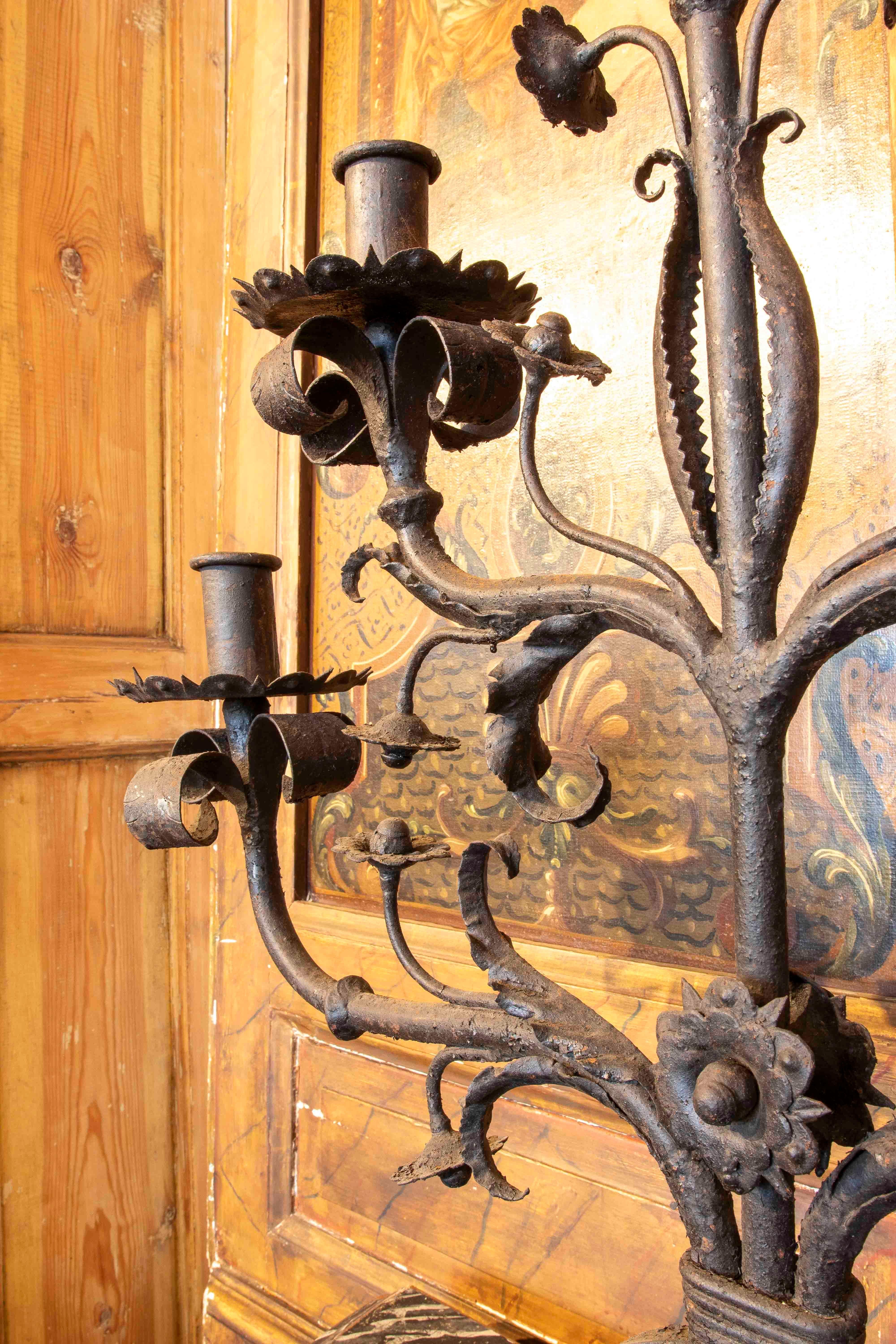 Pareja de candelabros de hierro forjado de los años 70 para cinco velas cada uno en venta 3