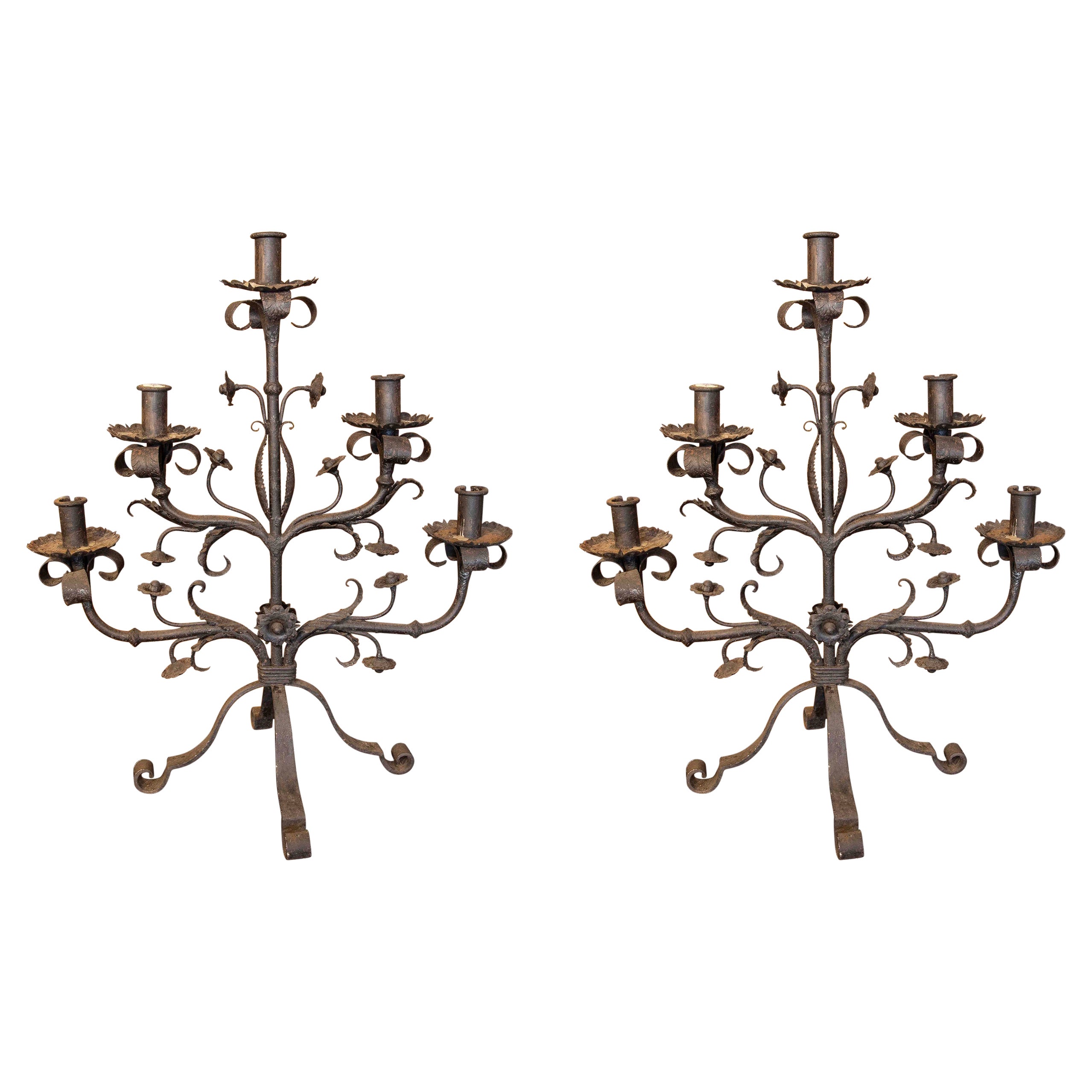 Pareja de candelabros de hierro forjado de los años 70 para cinco velas cada uno en venta