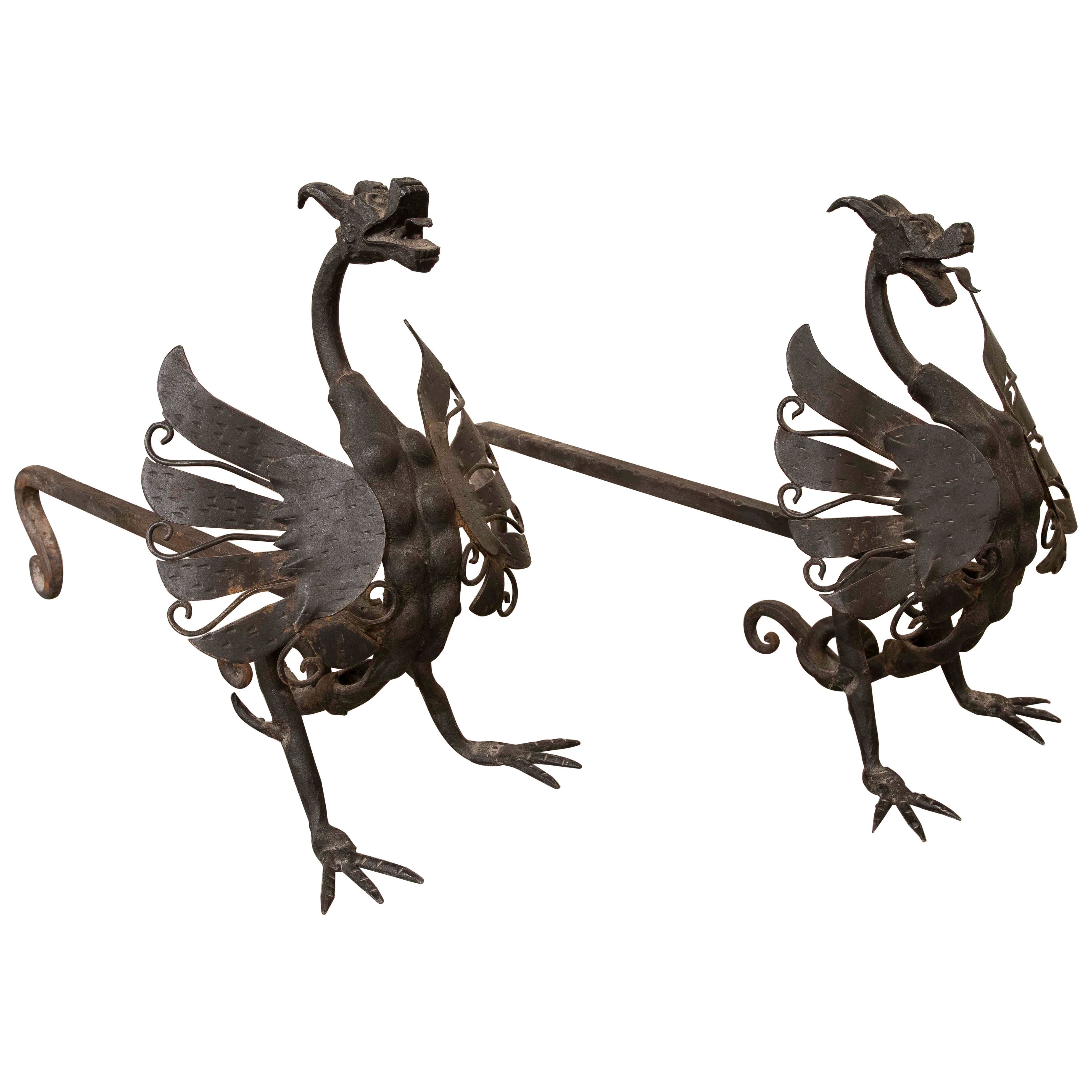 Paire de chenets de cheminée en fer forgé en forme de dragon des années 1970