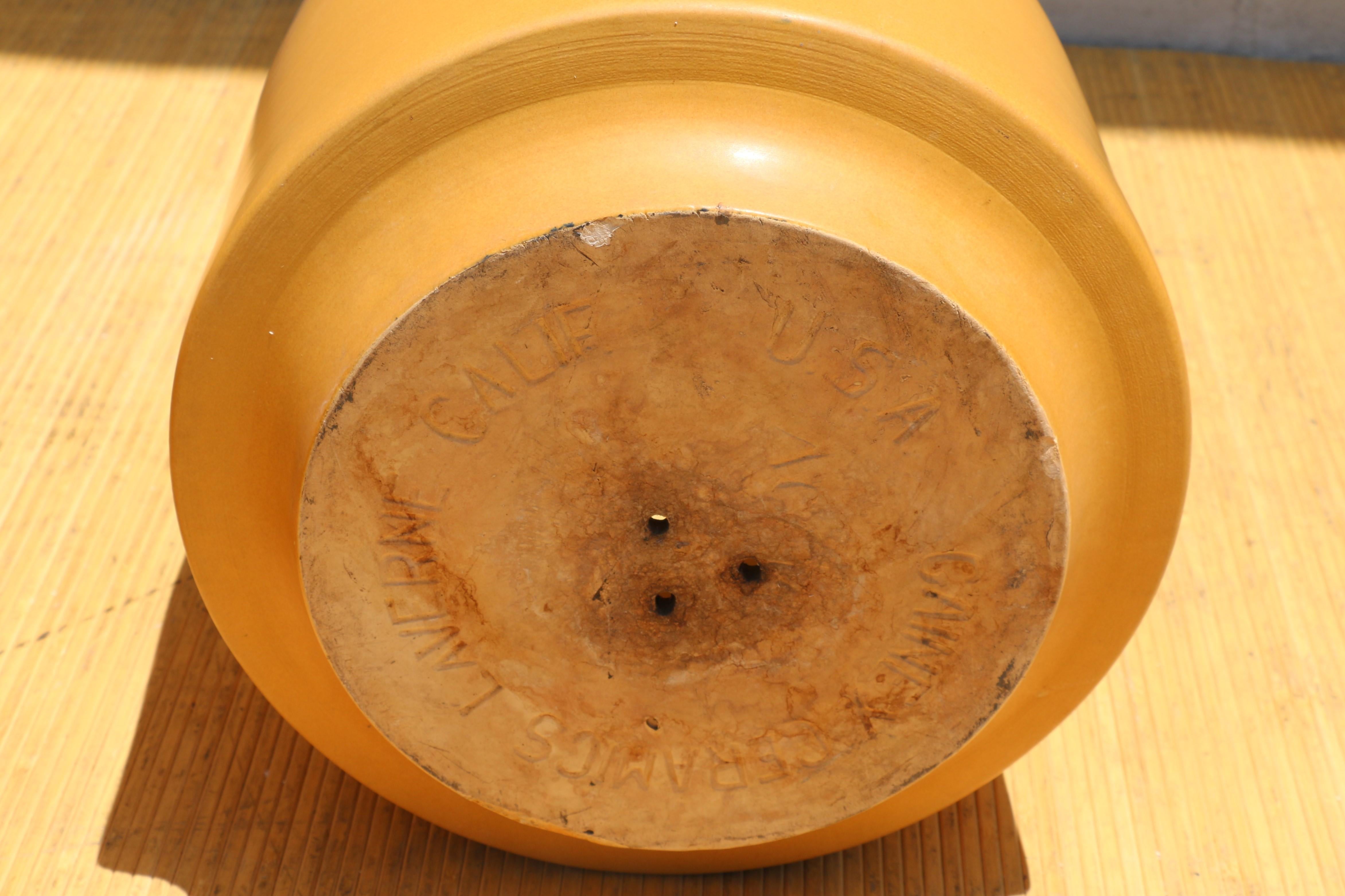 Paire de jardinières modernes des années 1970 à glaçure jaune satiné de Gainey Art Pottery en vente 3