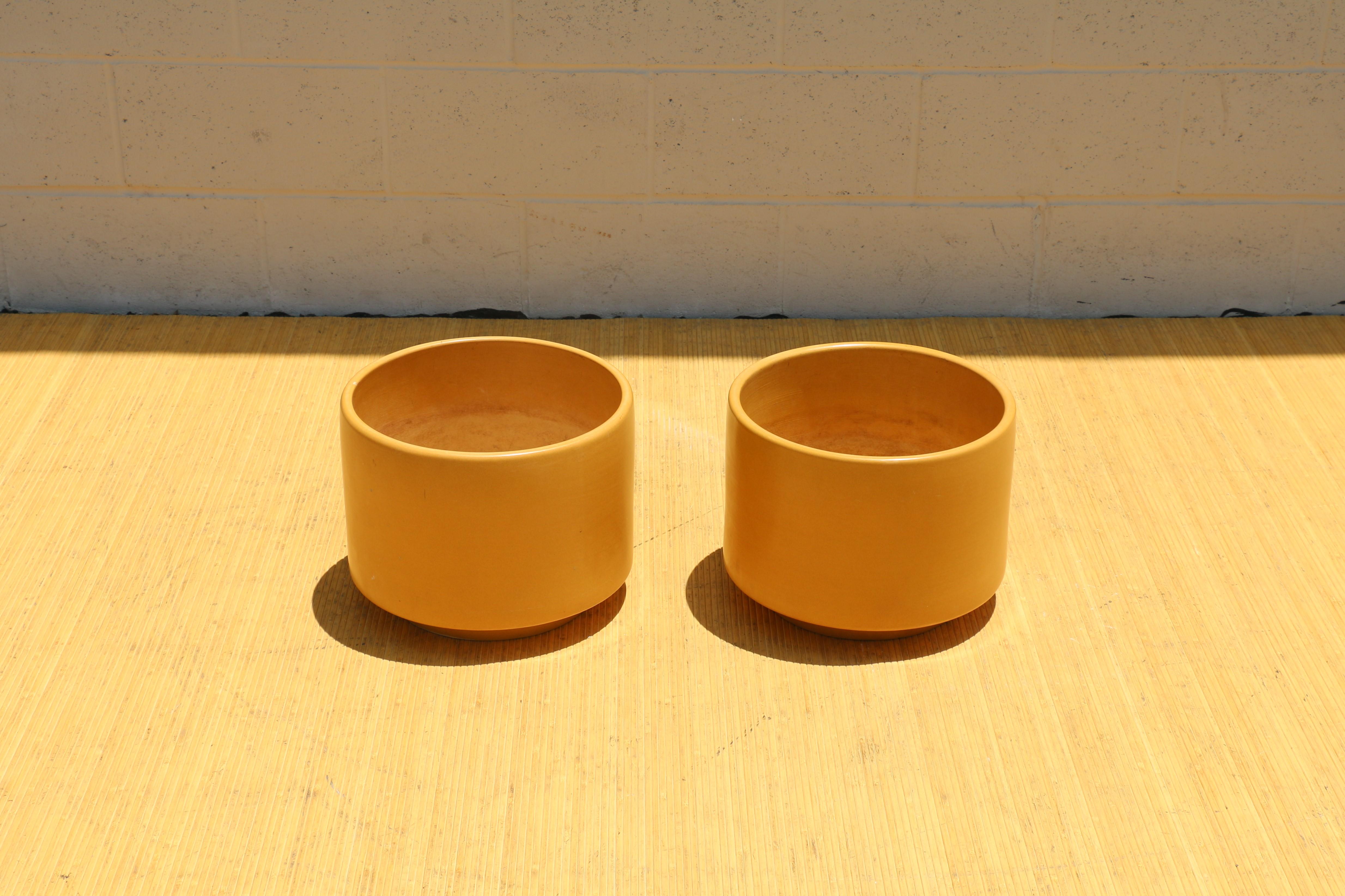 Moderne Paire de jardinières modernes des années 1970 à glaçure jaune satiné de Gainey Art Pottery en vente