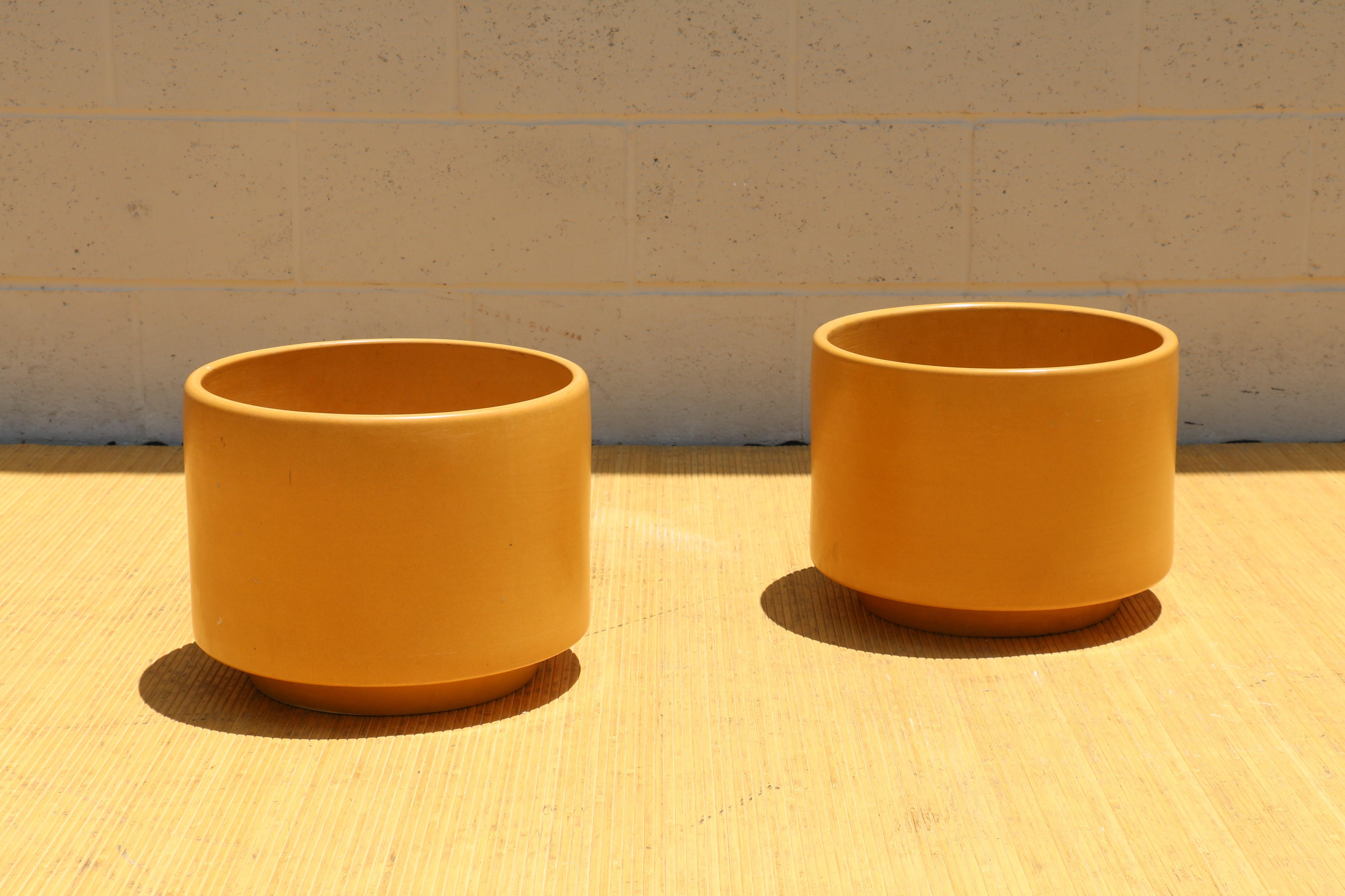 Américain Paire de jardinières modernes des années 1970 à glaçure jaune satiné de Gainey Art Pottery en vente