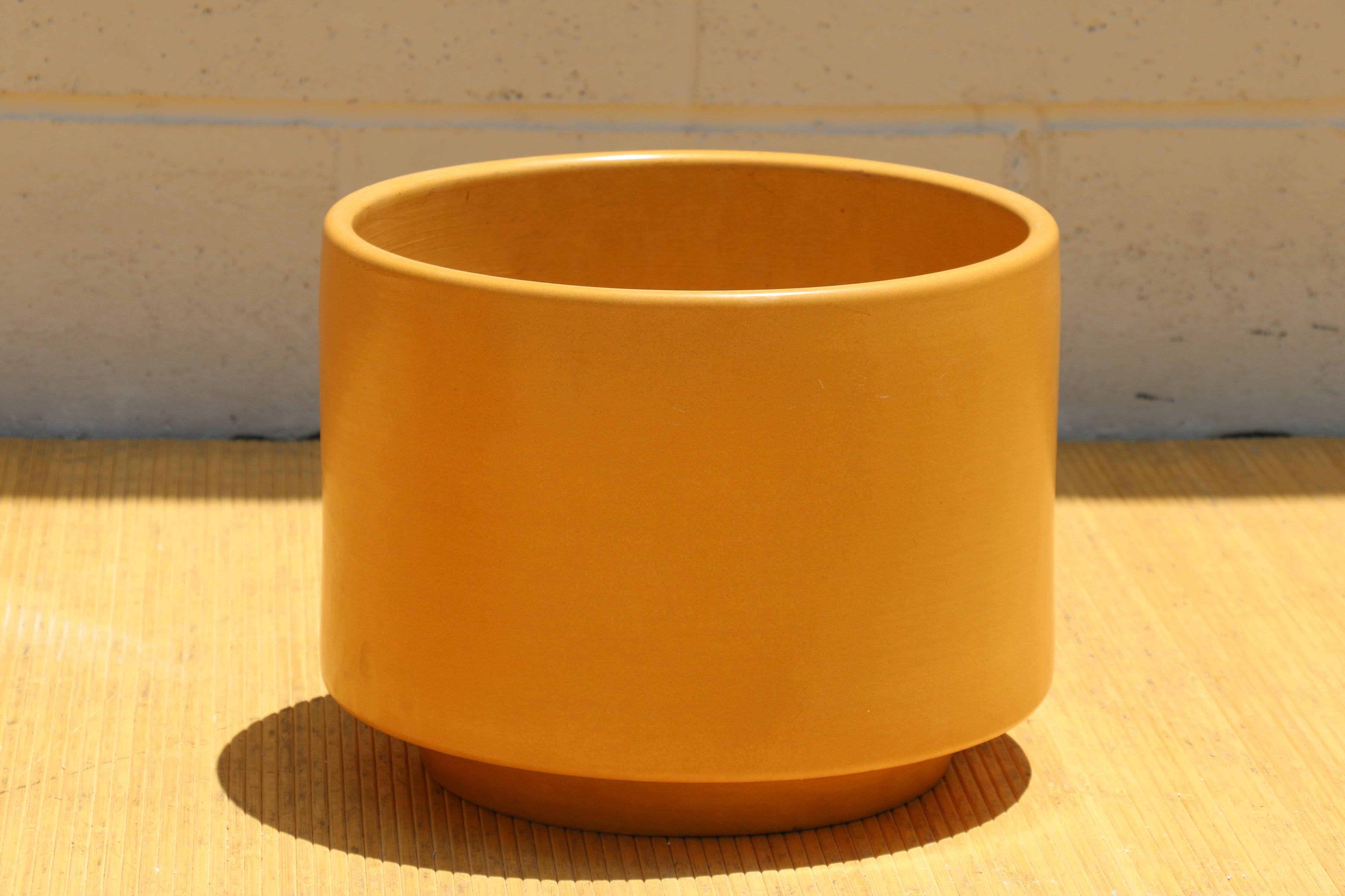 Paire de jardinières modernes des années 1970 à glaçure jaune satiné de Gainey Art Pottery Bon état - En vente à North Hollywood, CA