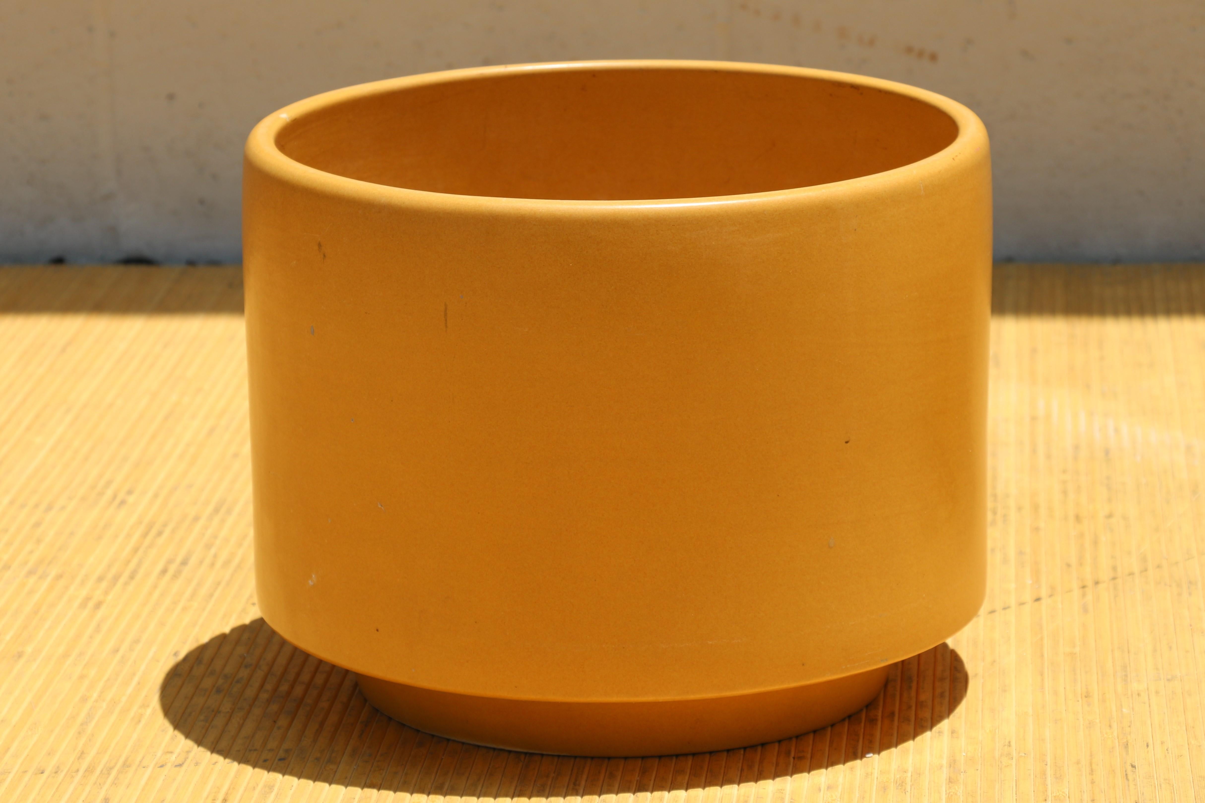 Fin du 20e siècle Paire de jardinières modernes des années 1970 à glaçure jaune satiné de Gainey Art Pottery en vente